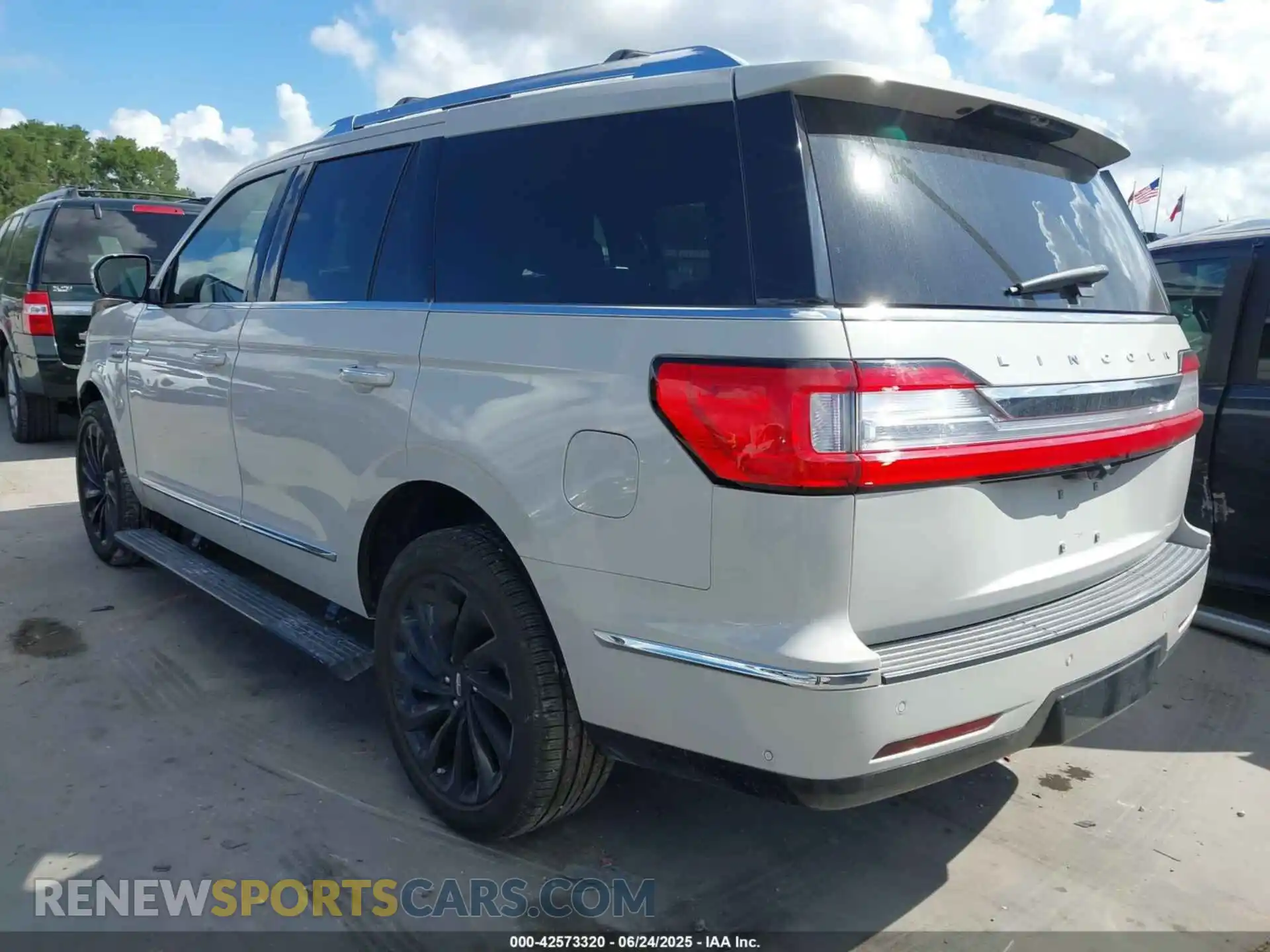 3 fotografías del automóvil dañado 5LMJJ2LT0MEL03302 LINCOLN NAVIGATOR 2021
