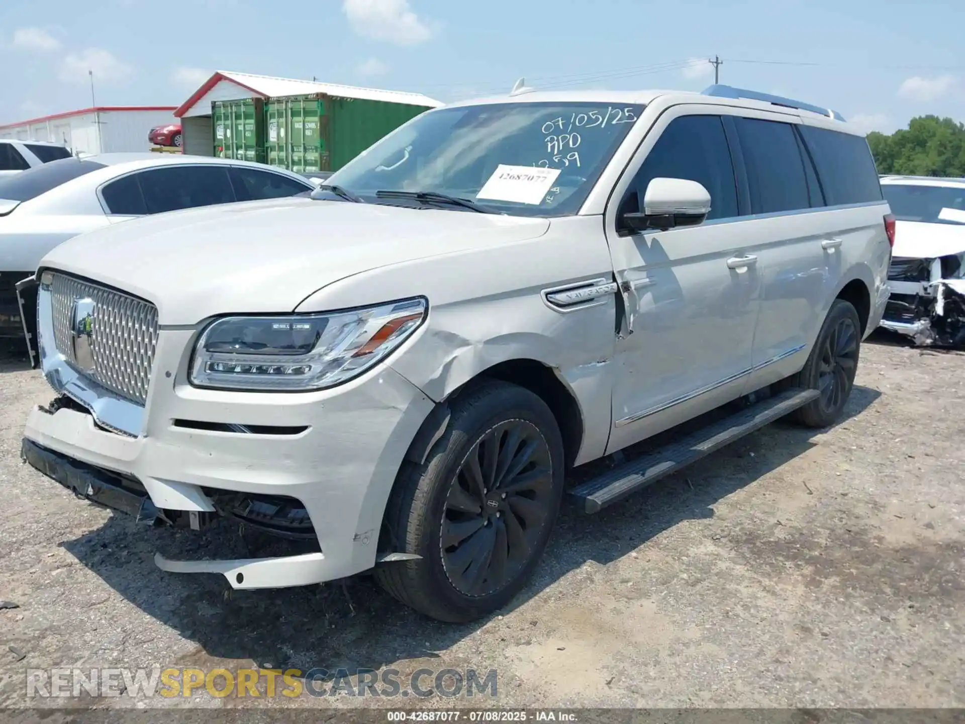 2 fotografías del automóvil dañado 5LMJJ2LTXMEL11259 LINCOLN NAVIGATOR 2021