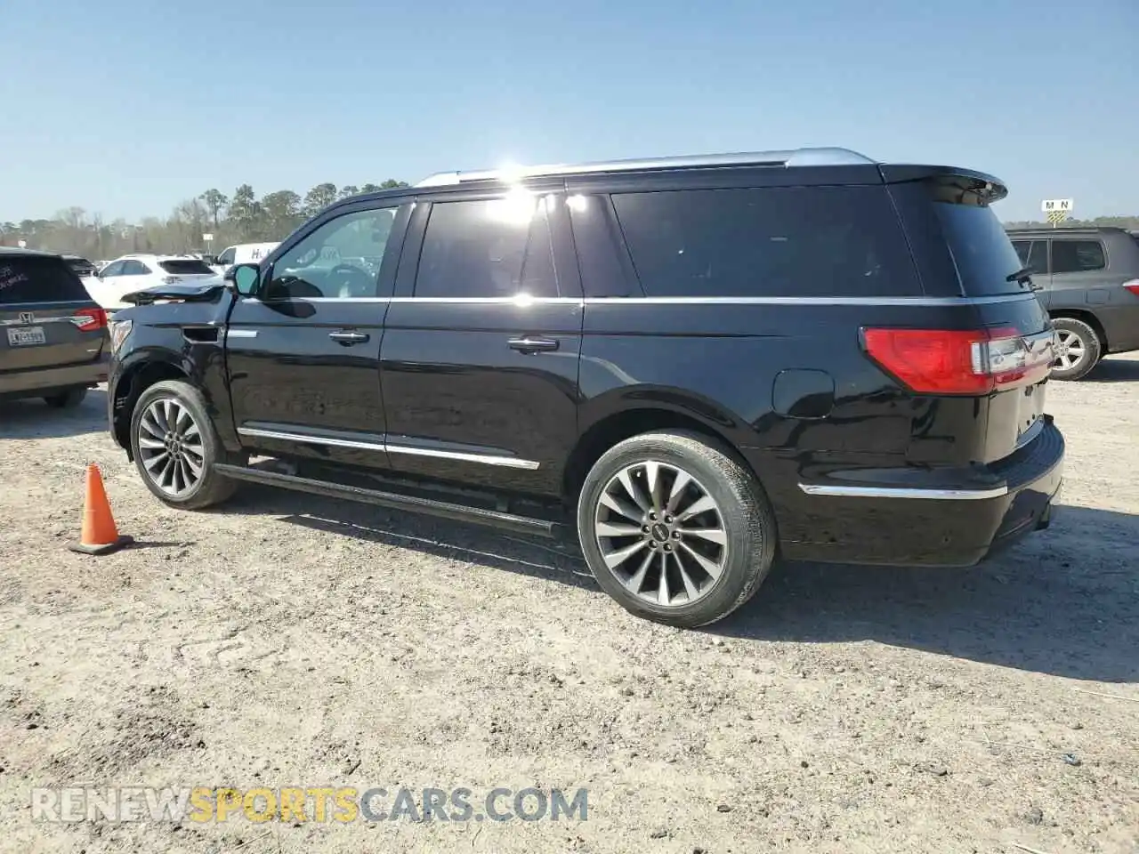 2 fotografías del automóvil dañado 5LMJJ3LT5MEL07075 LINCOLN NAVIGATOR 2021