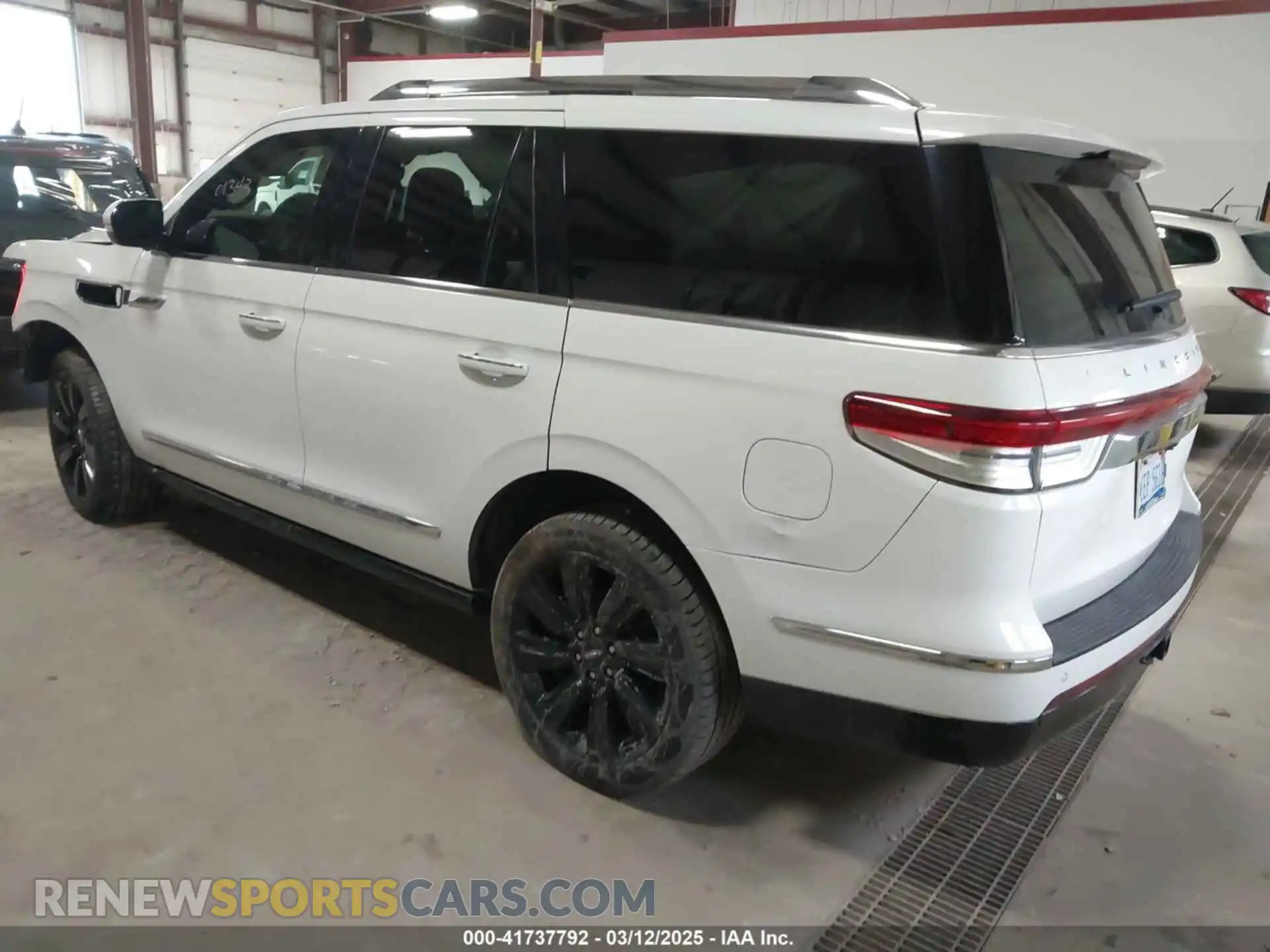 3 Photograph of a damaged car 5LMJJ2LG8PEL01434 LINCOLN NAVIGATOR 2023