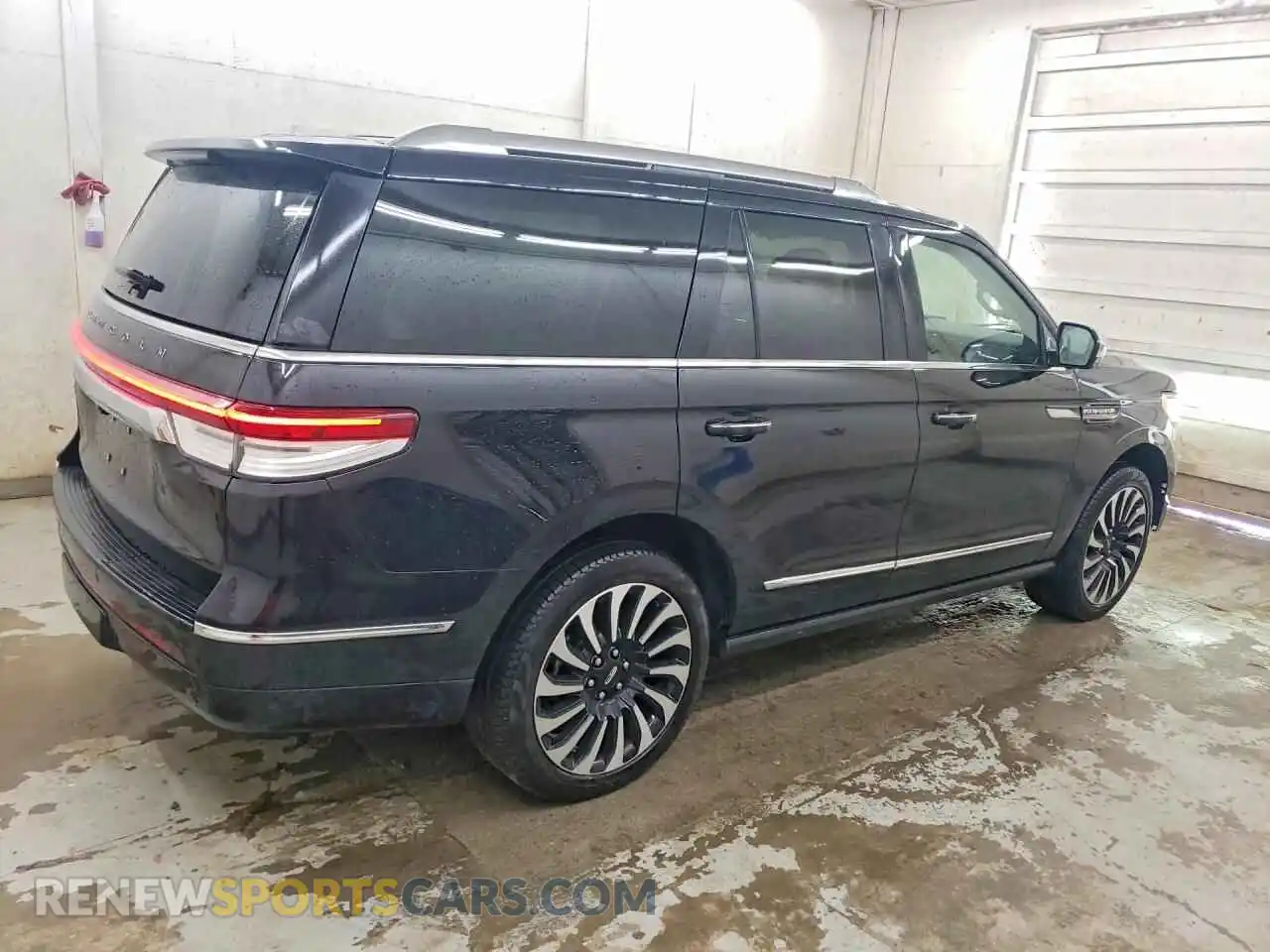3 Photograph of a damaged car 5LMJJ2TG5REL11115 LINCOLN NAVIGATOR 2024