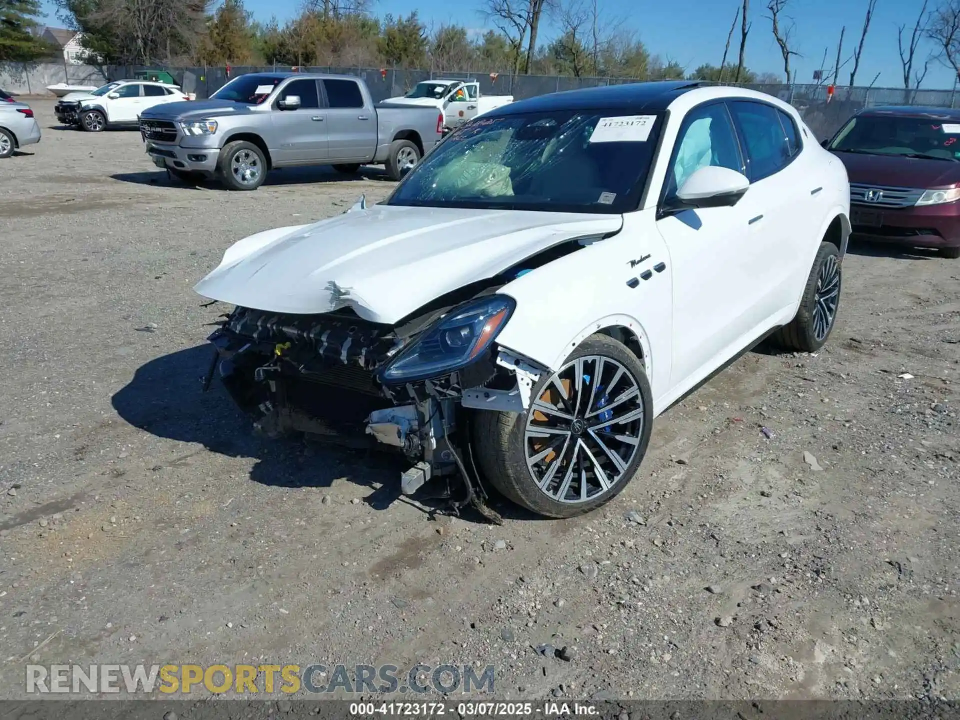 2 fotografías del automóvil dañado ZN682AVM1P7409283 MASERATI GRECALE 2023