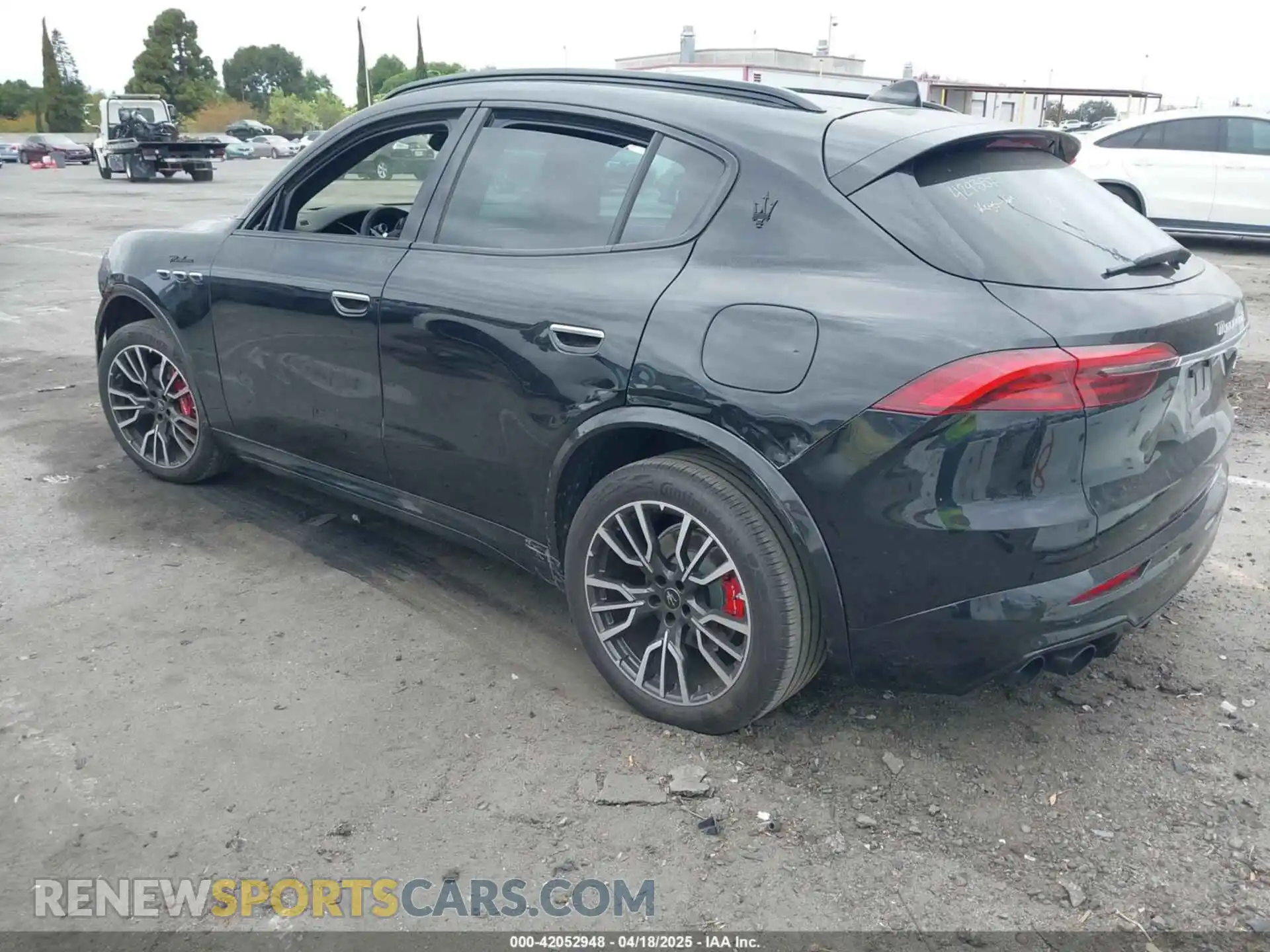 3 fotografías del automóvil dañado ZN682AVM5P7429357 MASERATI GRECALE 2023