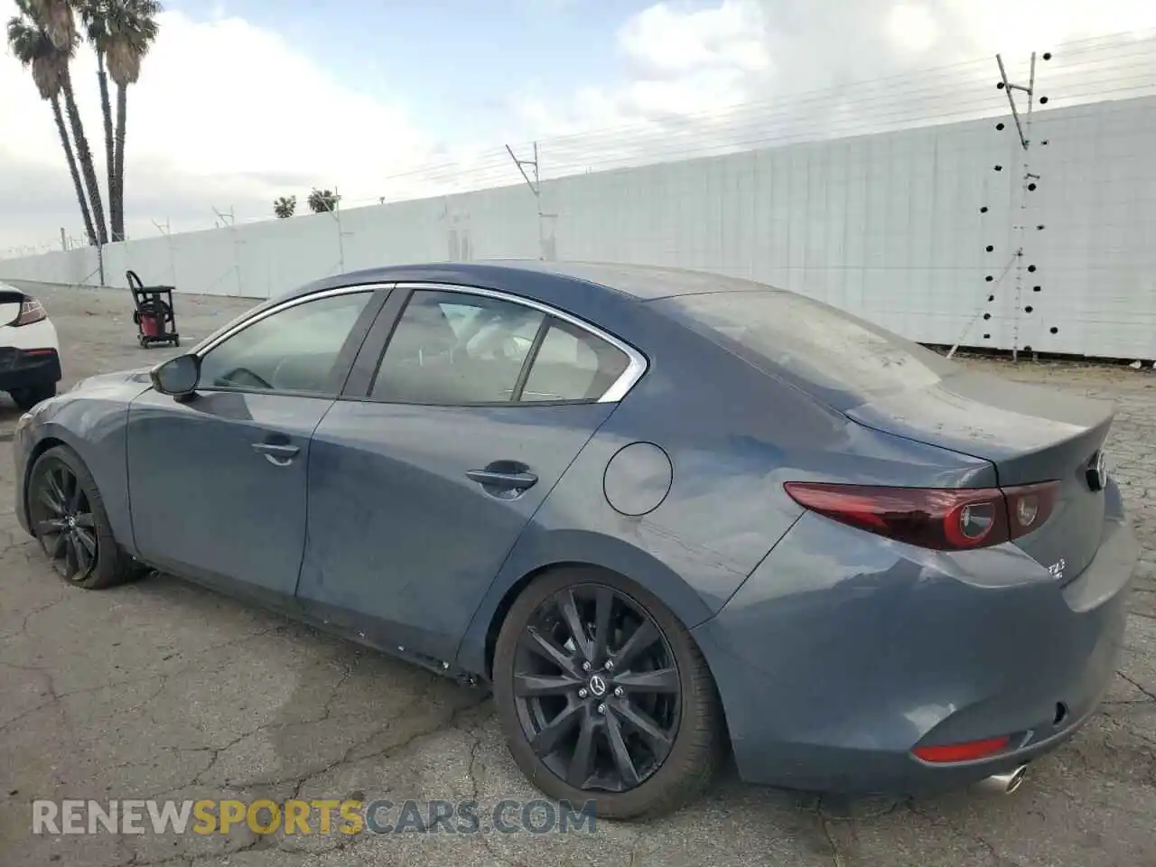 2 fotografías del automóvil dañado 3MZBPBCM0RM403689 MAZDA 3 2024