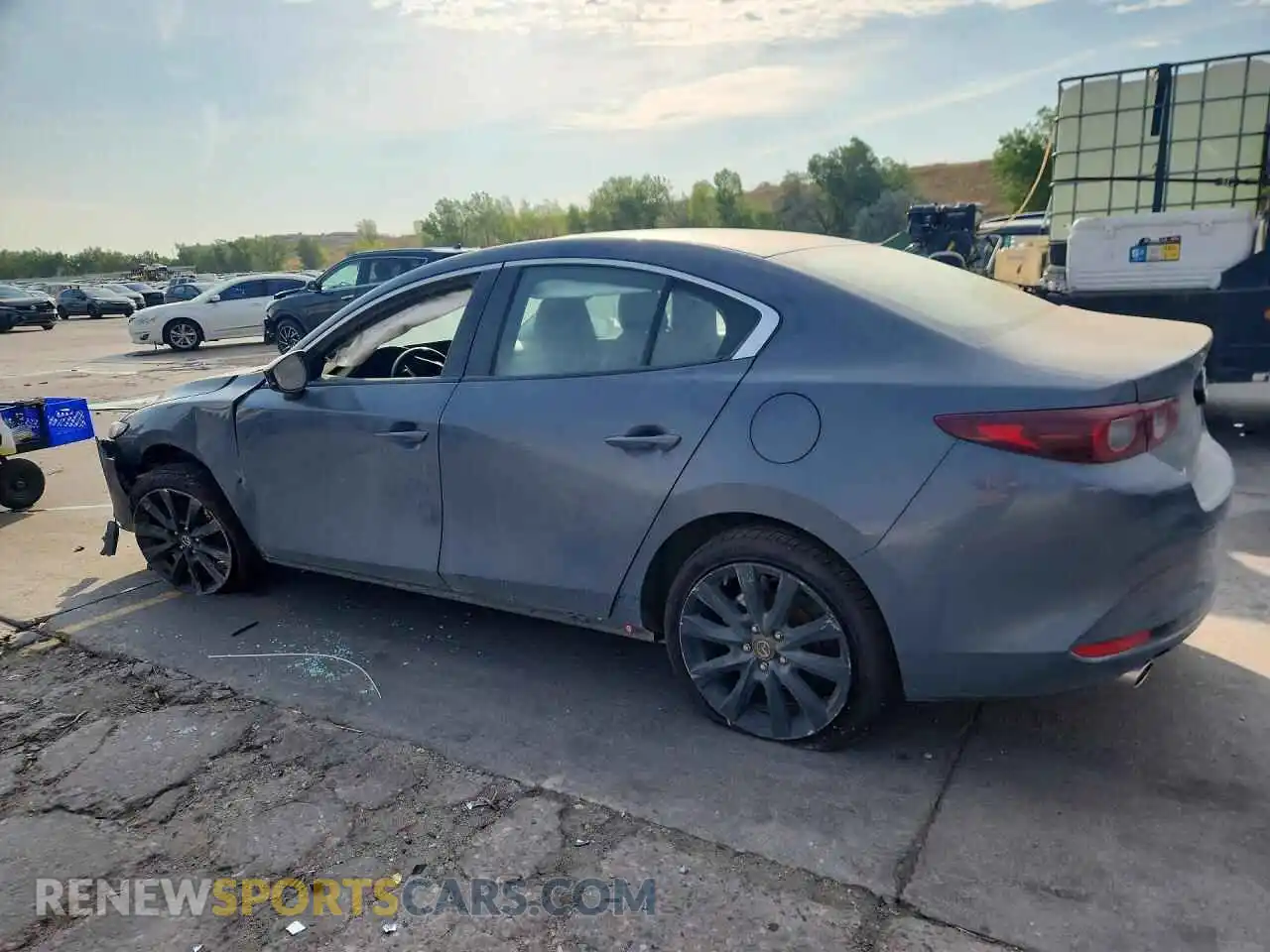2 fotografías del automóvil dañado 3MZBPBCM6RM414146 MAZDA 3 2024