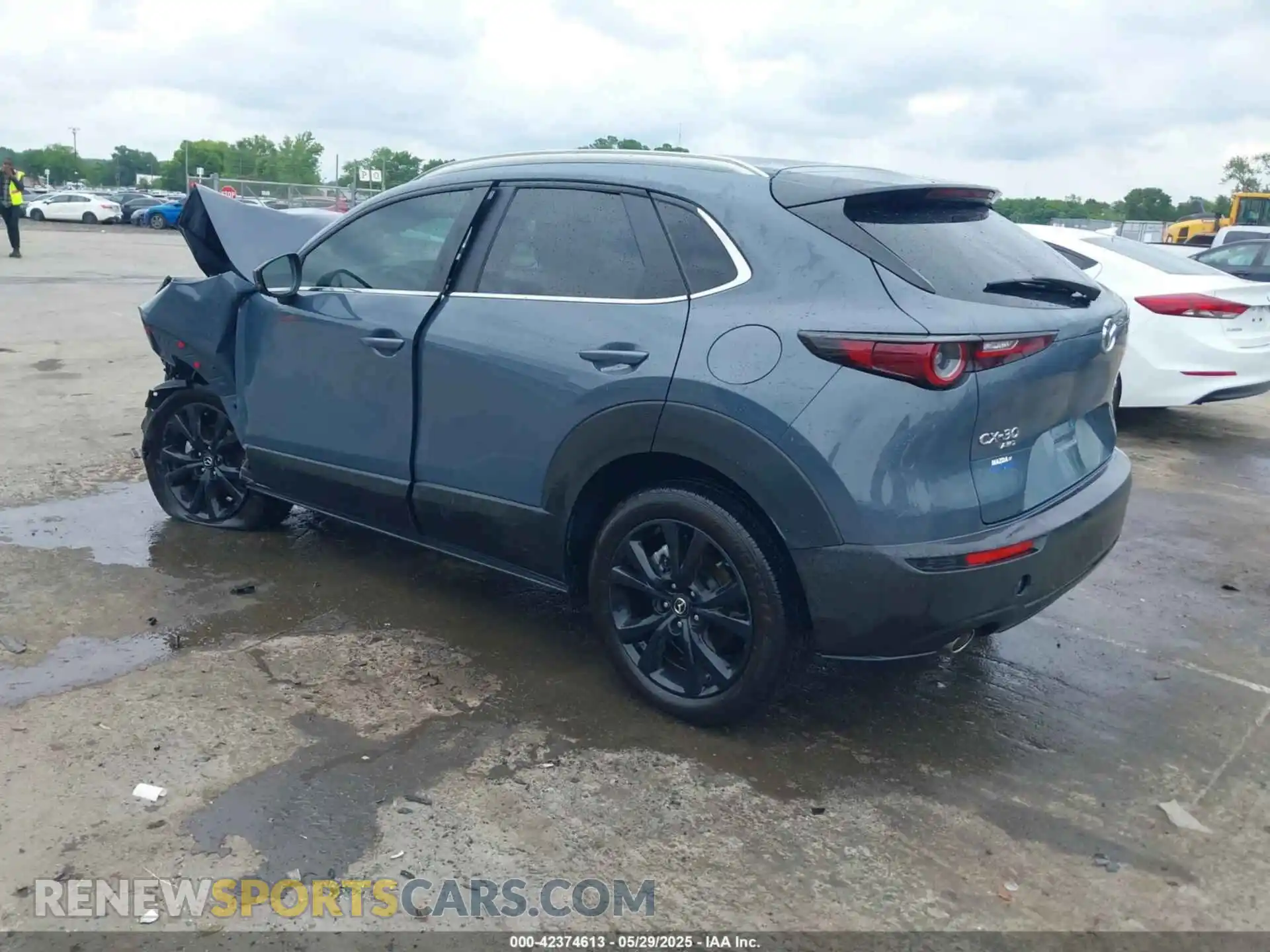 3 Photograph of a damaged car 3MVDMBCM3RM641653 MAZDA CX-30 2024