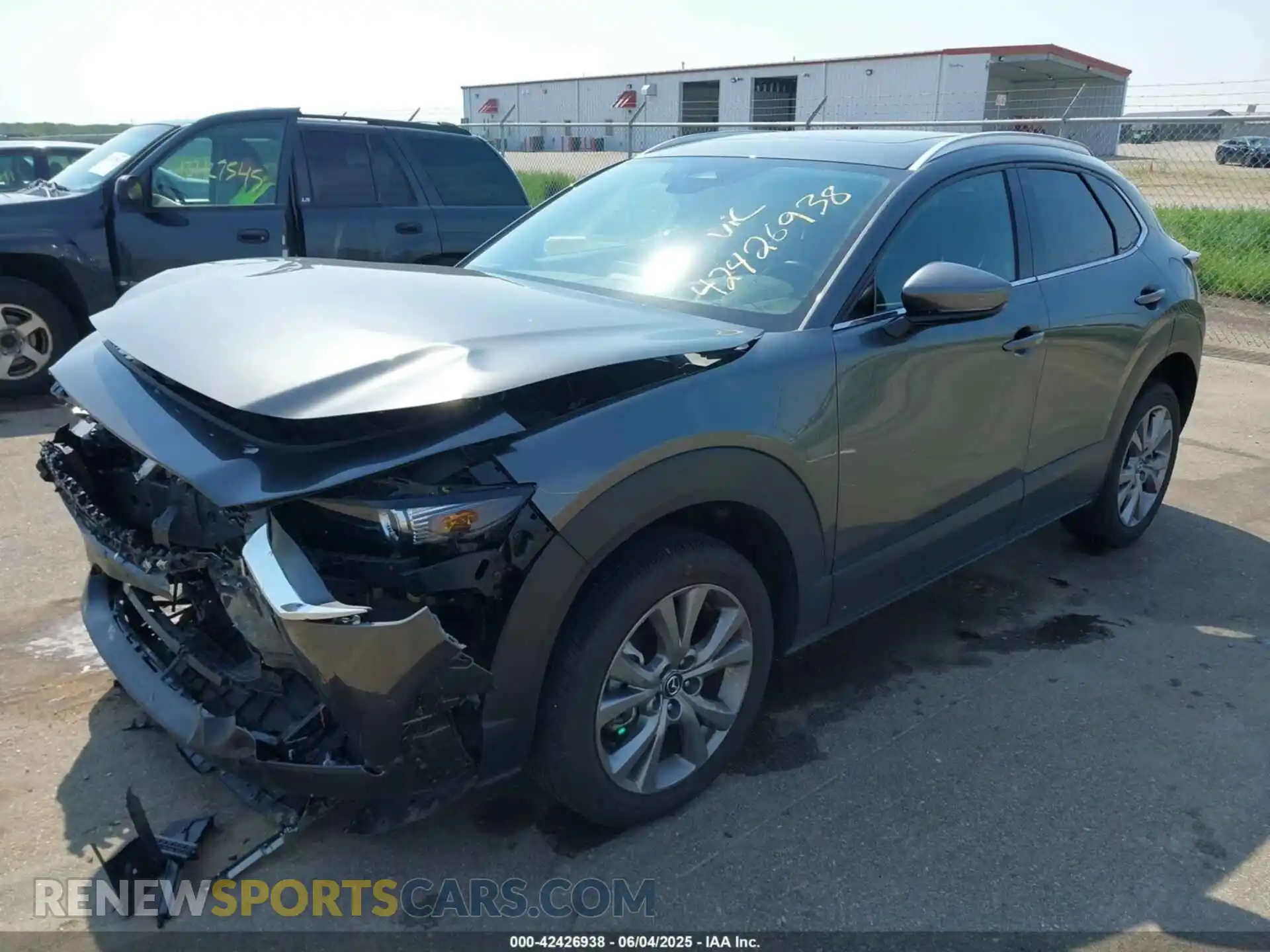 2 fotografías del automóvil dañado 3MVDMBDM6RM627793 MAZDA CX-30 2024