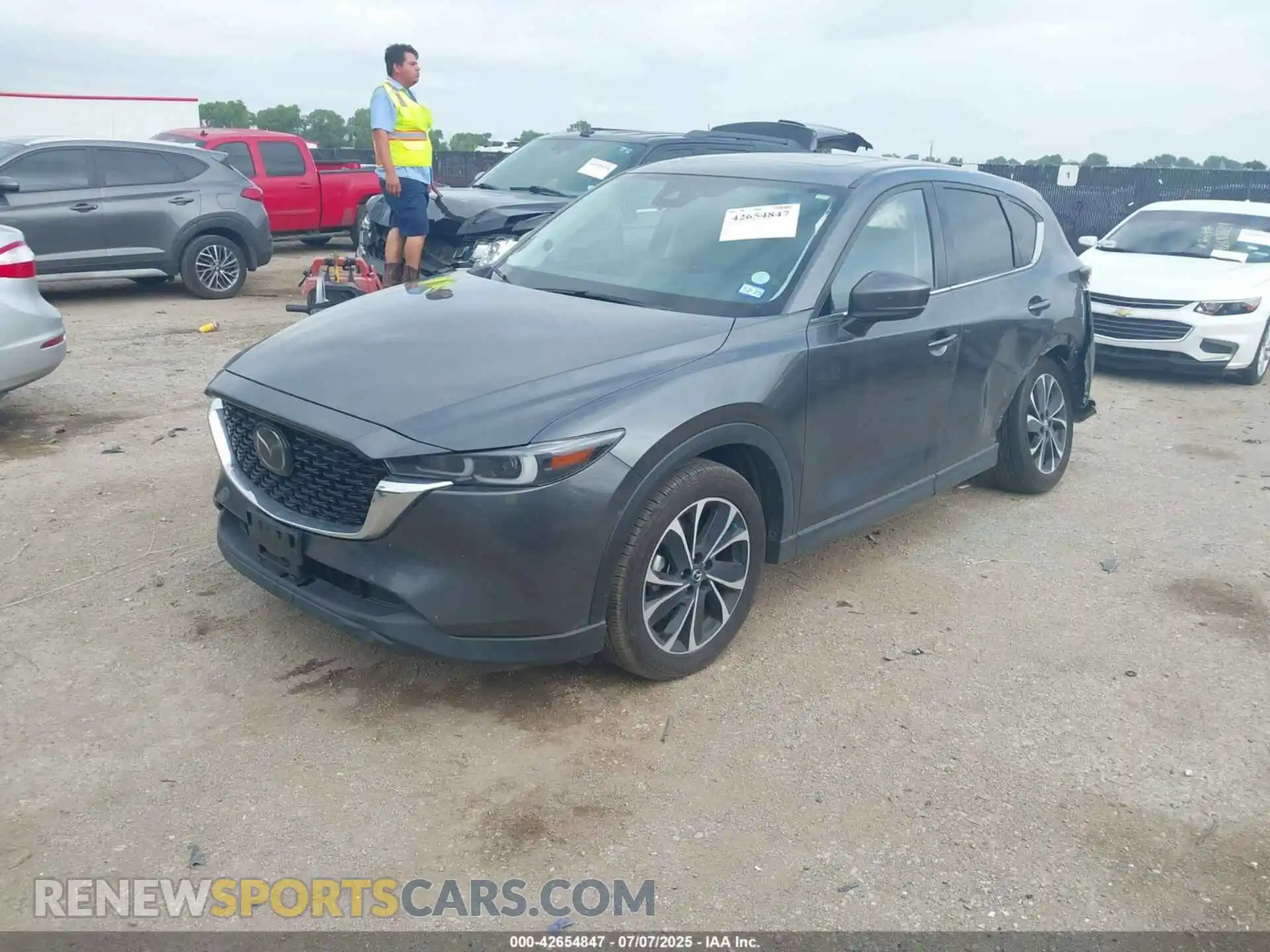 2 fotografías del automóvil dañado JM3KFBEM5N0523530 MAZDA CX-5 2022