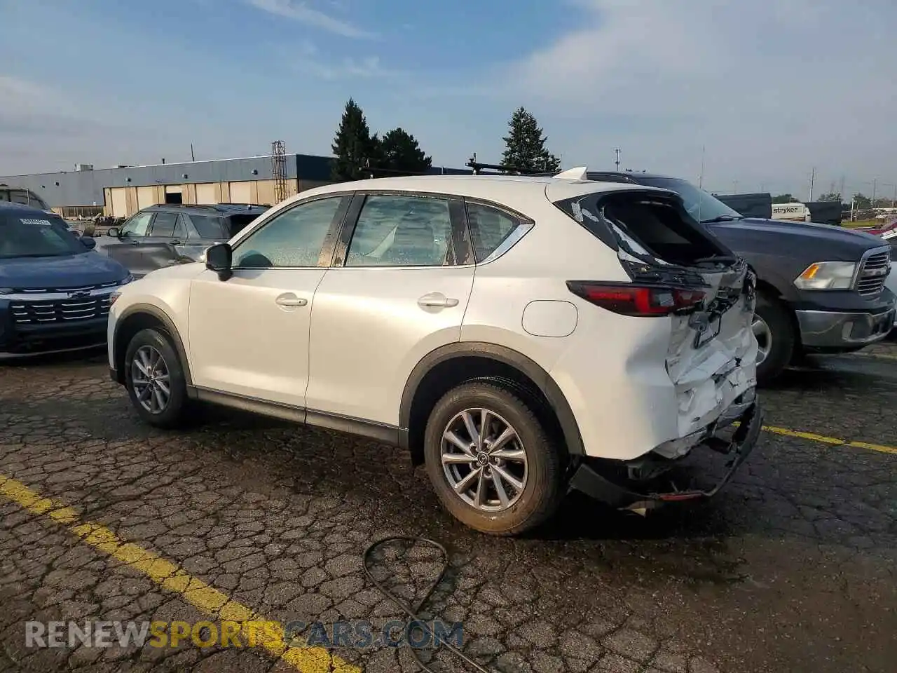 2 fotografías del automóvil dañado JM3KFBAMXP0256801 MAZDA CX-5 2023
