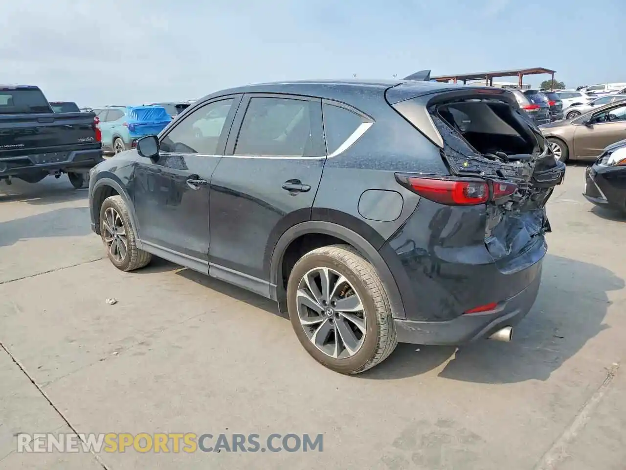 2 fotografías del automóvil dañado JM3KFBEM6P0179998 MAZDA CX-5 2023