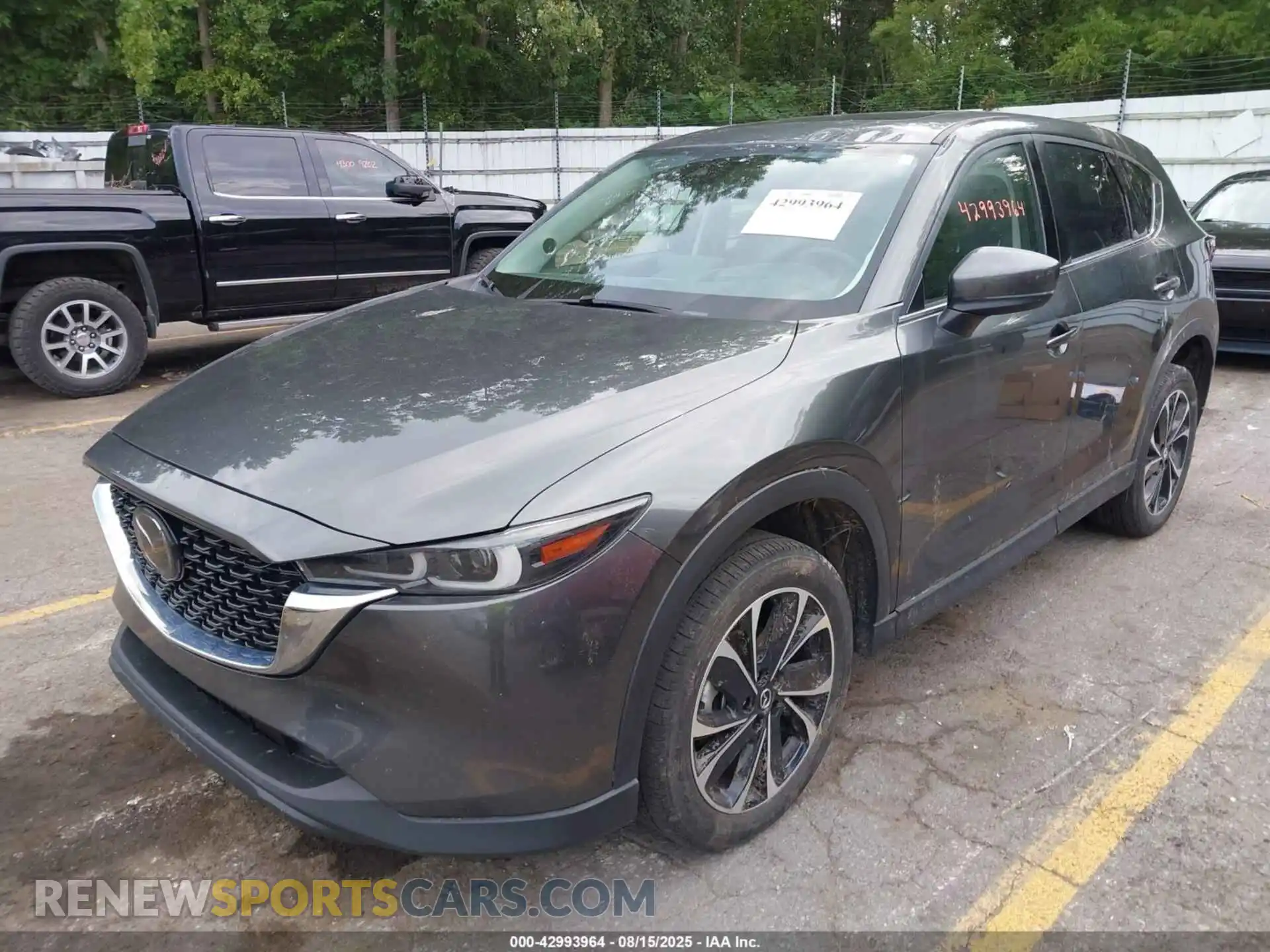 2 fotografías del automóvil dañado JM3KFBEM8P0144895 MAZDA CX-5 2023