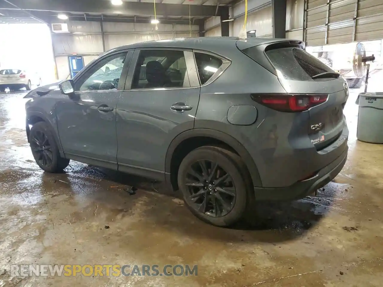 2 fotografías del automóvil dañado JM3KFBCMXP0272199 MAZDA CX-5 PREFE 2023