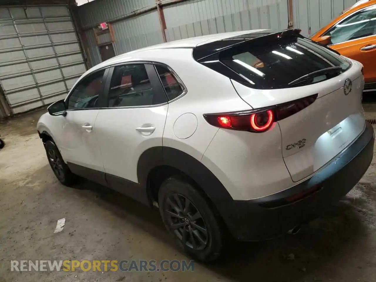 2 Photograph of a damaged car 3MVDMBAL5MM218303 MAZDA CX30 2021