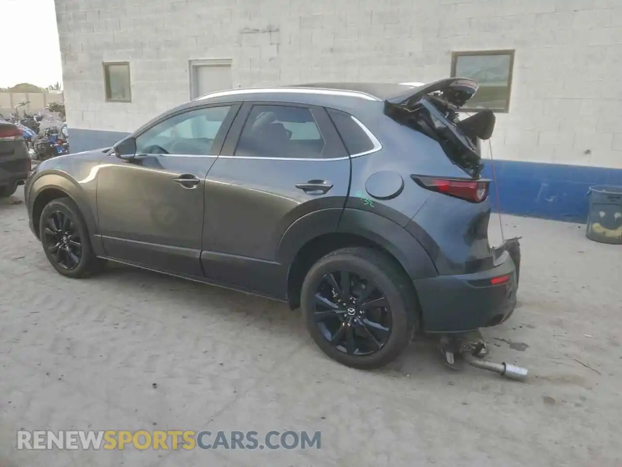 2 fotografías del automóvil dañado 3MVDMBBM1RM660722 MAZDA CX30 2024