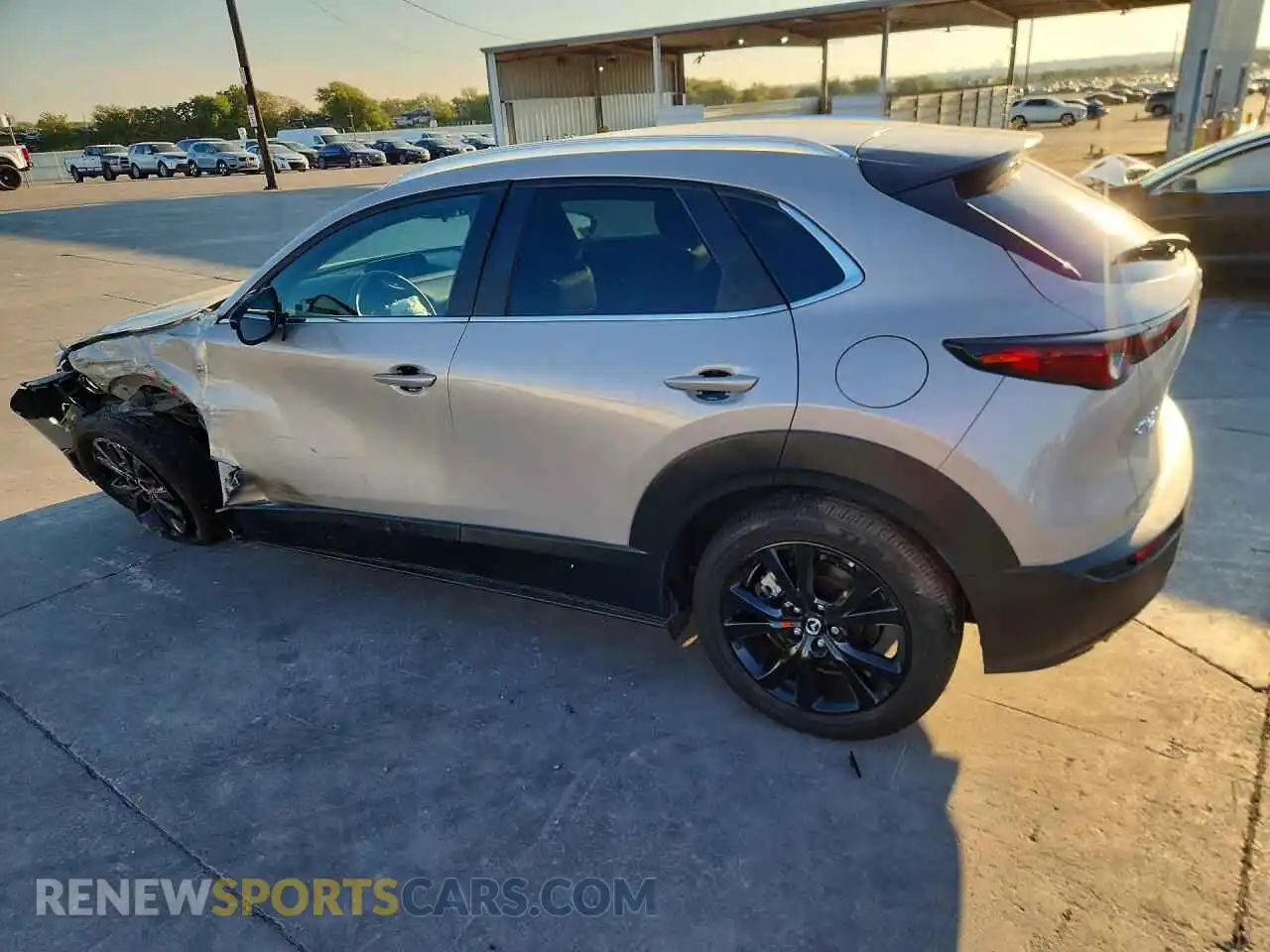 2 fotografías del automóvil dañado 3MVDMBBM1RM673910 MAZDA CX30 2024
