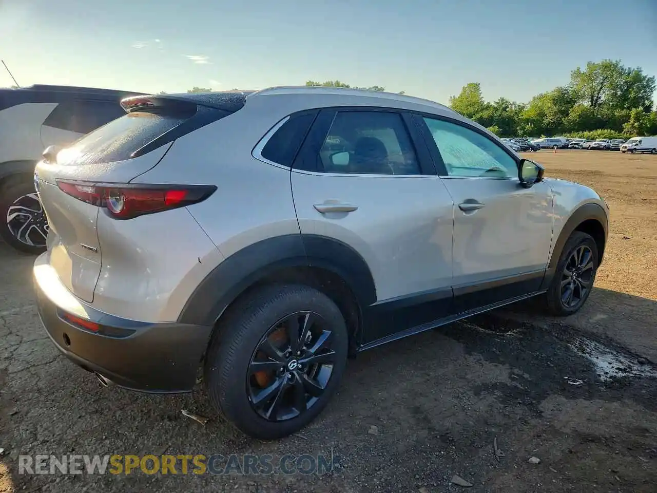 3 fotografías del automóvil dañado 3MVDMBBM2RM646621 MAZDA CX30 2024