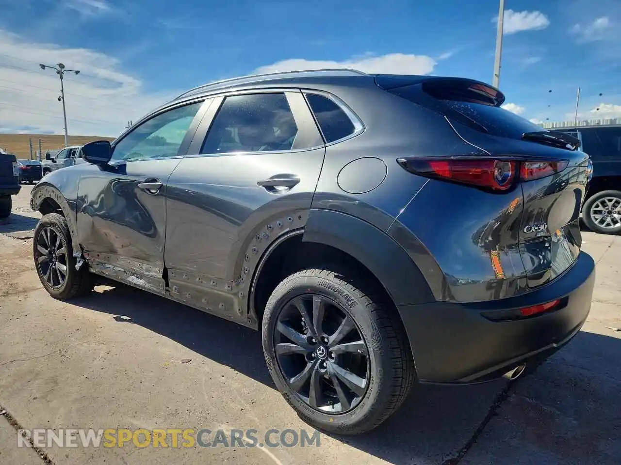 2 fotografías del automóvil dañado 3MVDMBBM2RM660177 MAZDA CX30 2024