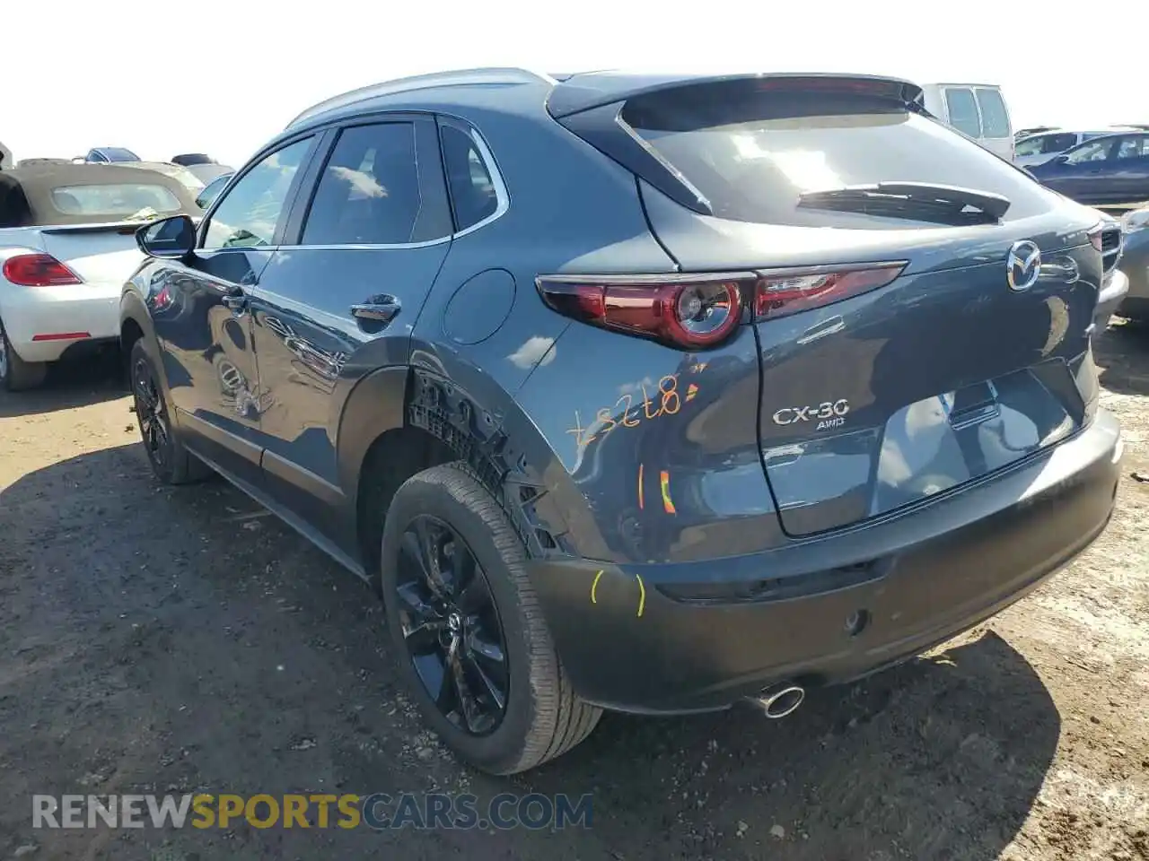2 fotografías del automóvil dañado 3MVDMBCM5RM636082 MAZDA CX30 2024
