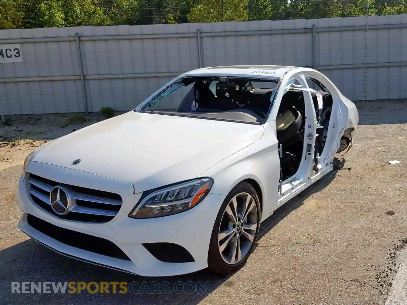 2 fotografías del automóvil dañado 55SWF8DB9KU284704 MERCEDES-BENZ C CLASS 2019