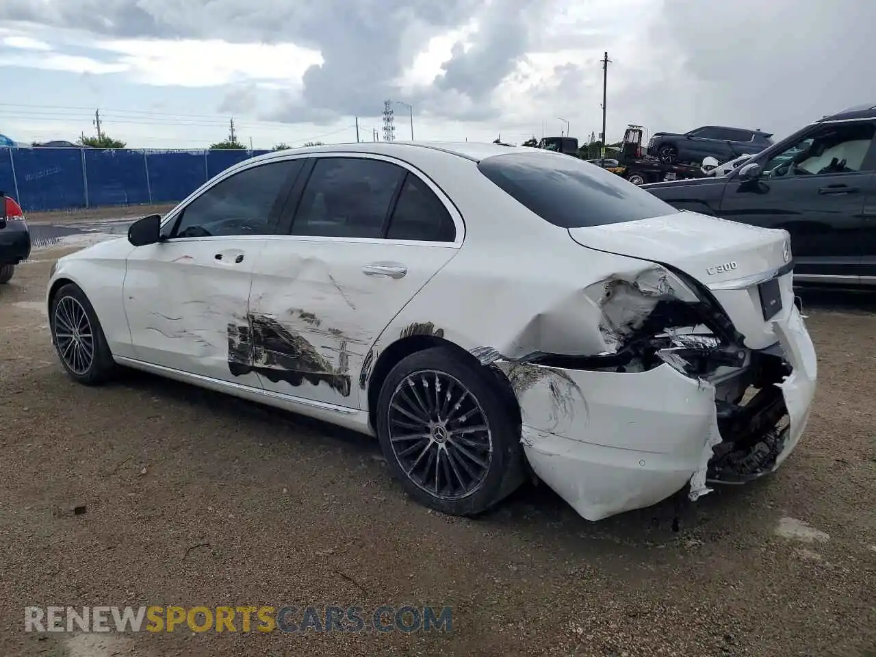 2 fotografías del automóvil dañado W1KWF8DB5MR615671 MERCEDES-BENZ C-CLASS 2021
