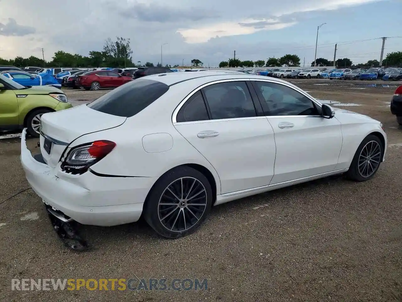 3 fotografías del automóvil dañado W1KWF8DB5MR615671 MERCEDES-BENZ C-CLASS 2021