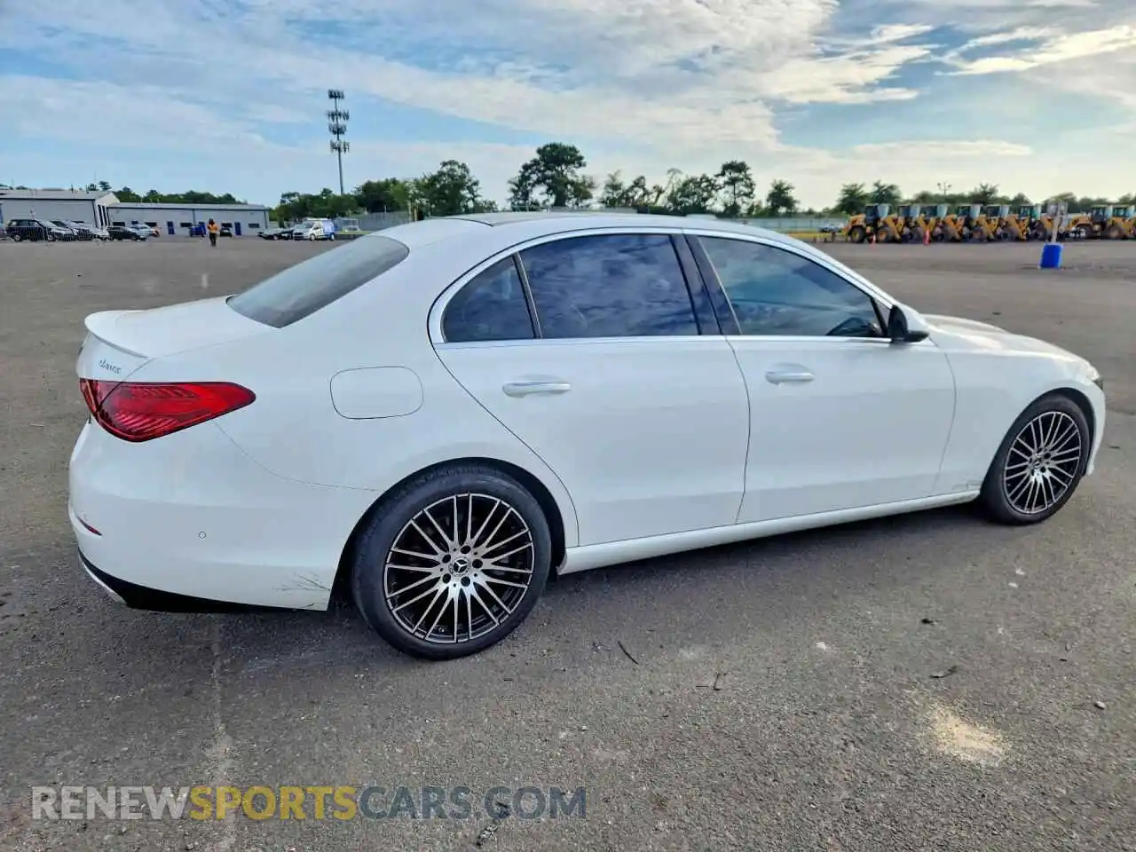 3 fotografías del automóvil dañado W1KAF4HBXPR078006 MERCEDES-BENZ C-CLASS 2023