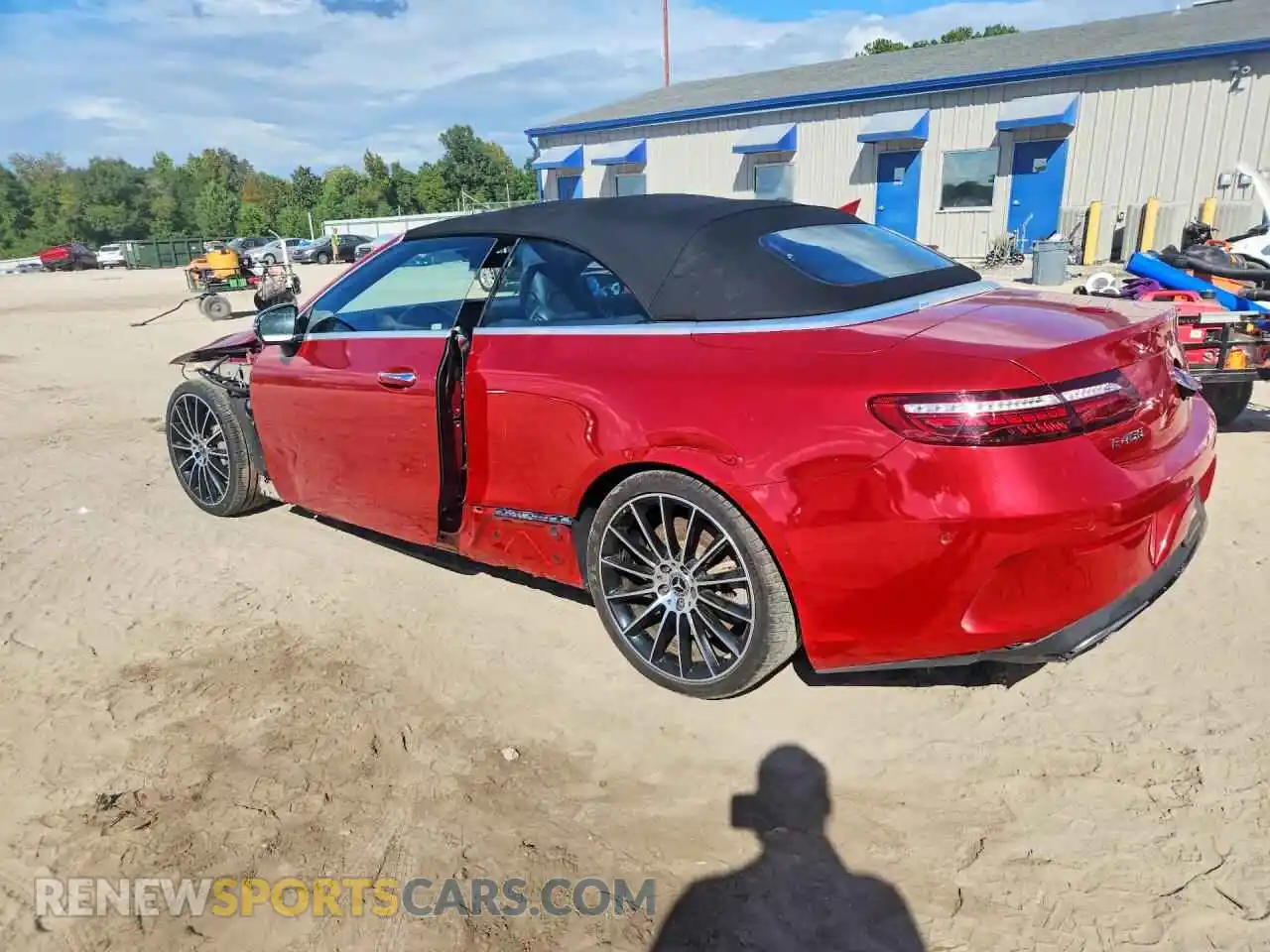 2 fotografías del automóvil dañado W1K1K5JB4MF170060 MERCEDES-BENZ E-CLASS 2021