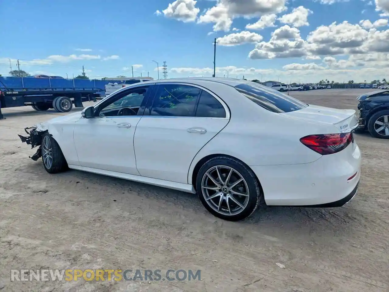 2 fotografías del automóvil dañado W1KZF8DB3NB088107 MERCEDES-BENZ E-CLASS 2022