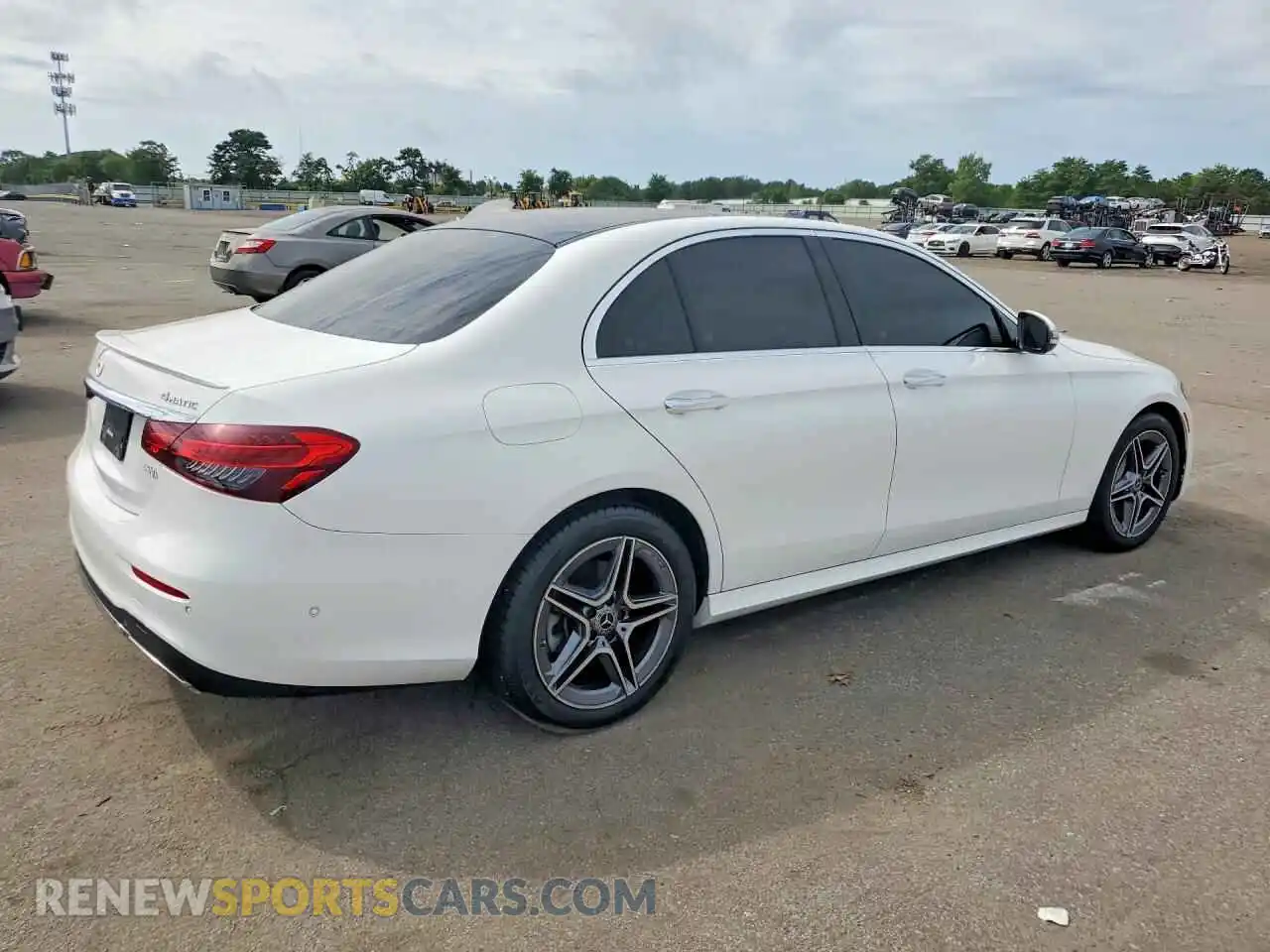 3 Photograph of a damaged car W1KZF8EB4NB025984 MERCEDES-BENZ E-CLASS 2022