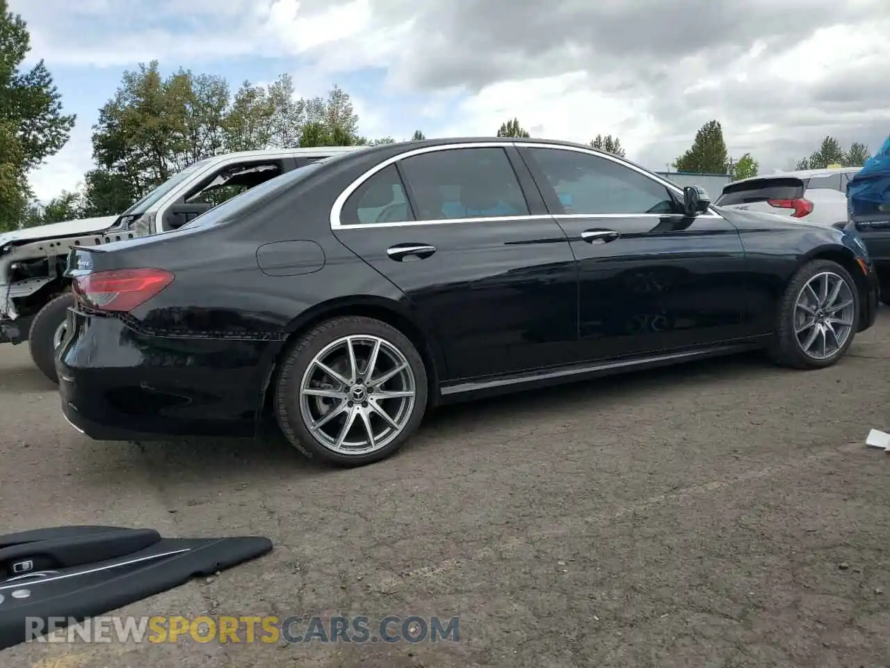 3 Photograph of a damaged car W1KZF8EB4NB059858 MERCEDES-BENZ E-CLASS 2022