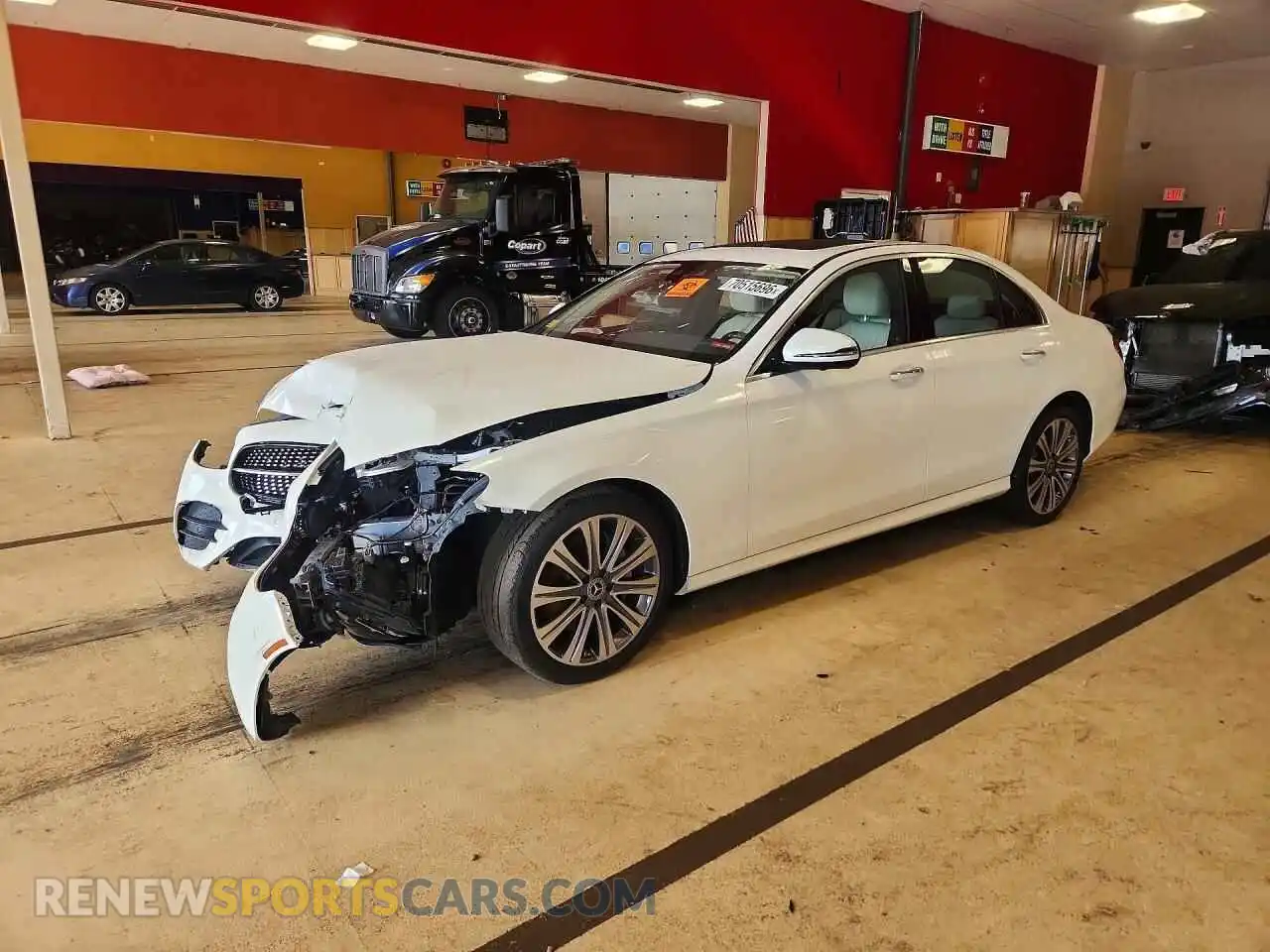 1 Фотография поврежденного автомобиля W1KZF8EB8NB033215 MERCEDES-BENZ E-CLASS 2022