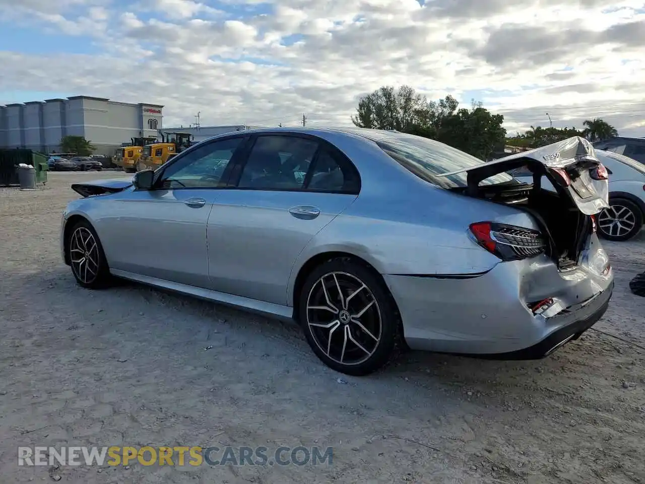 2 fotografías del automóvil dañado W1KZF8DB1PB101908 MERCEDES-BENZ E-CLASS 2023