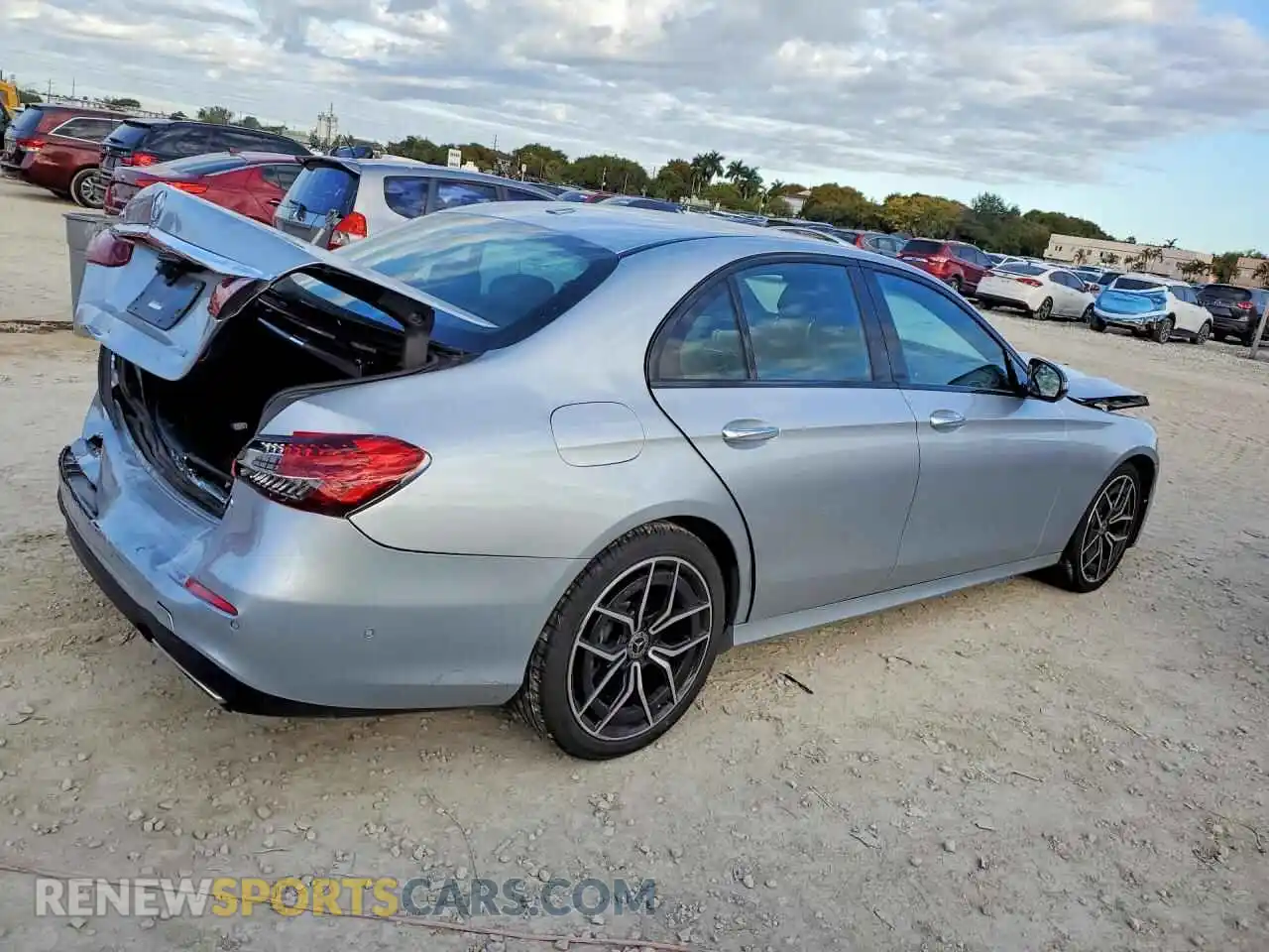 3 fotografías del automóvil dañado W1KZF8DB1PB101908 MERCEDES-BENZ E-CLASS 2023