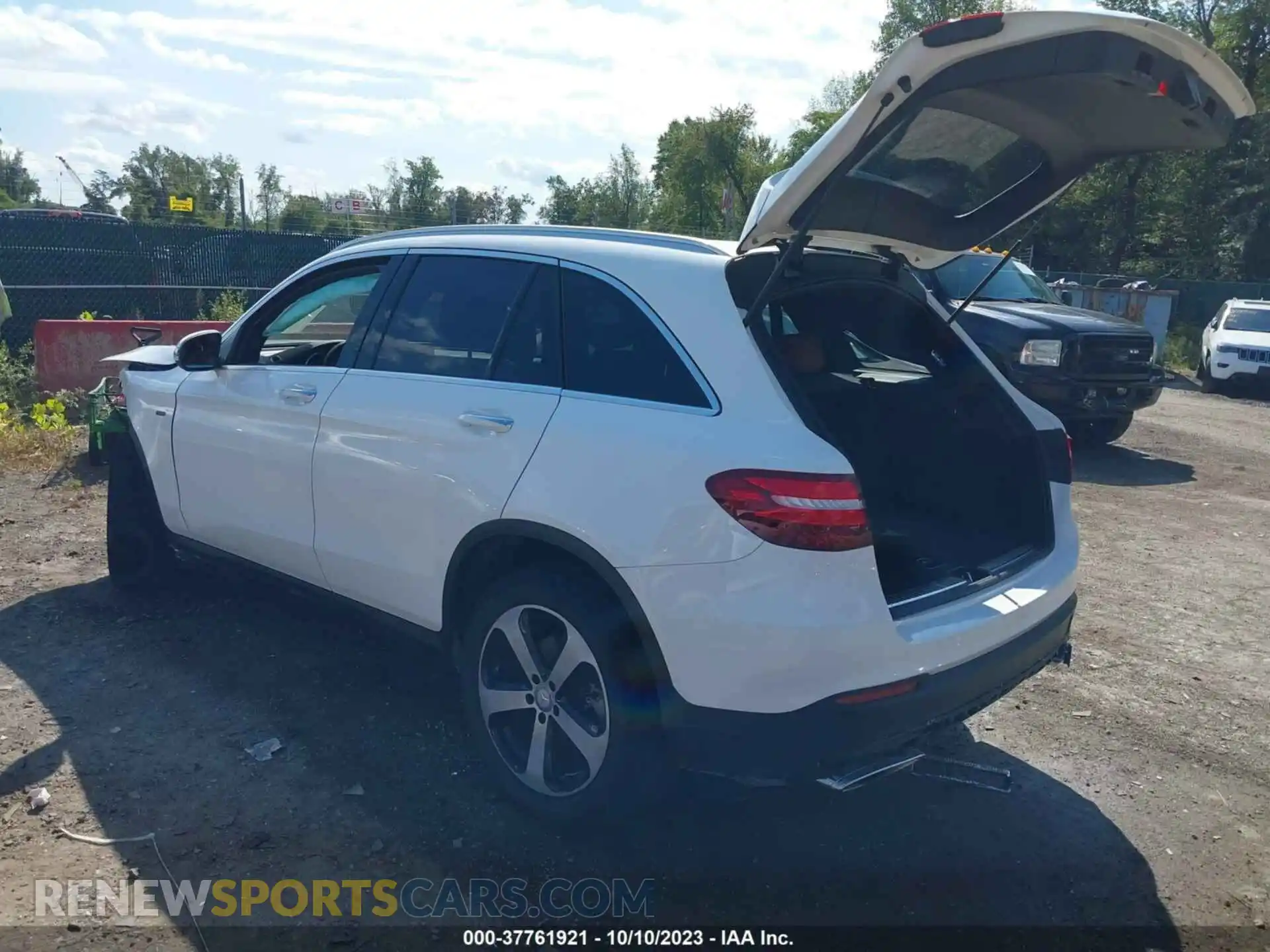 3 Photograph of a damaged car WDC0G4KB7GF053295 MERCEDES-BENZ GLC 2016