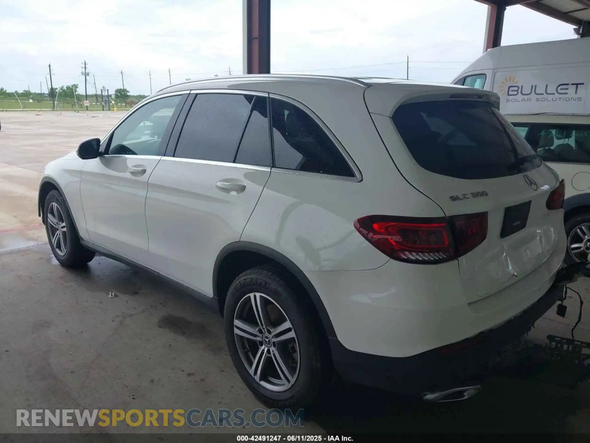 3 Photograph of a damaged car WDC0G8DB3LF695690 MERCEDES-BENZ GLC 300 2020
