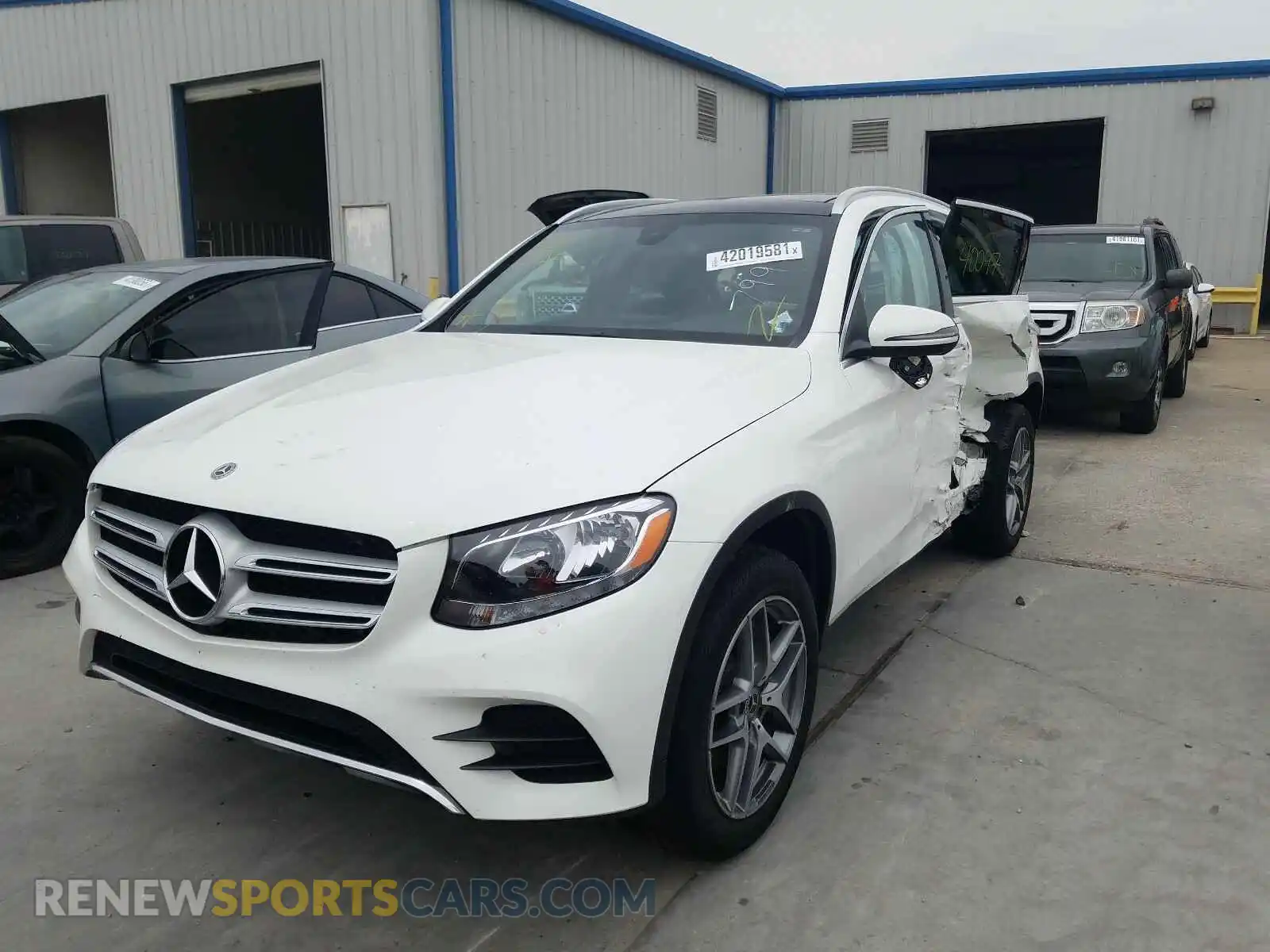 2 fotografías del automóvil dañado WDC0G4JB0KF600725 MERCEDES-BENZ GLC-CLASS 2019