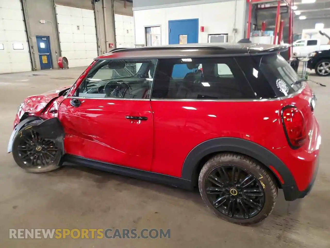2 fotografías del automóvil dañado WMW13DJ0XP2T82180 MINI COOPER 2023