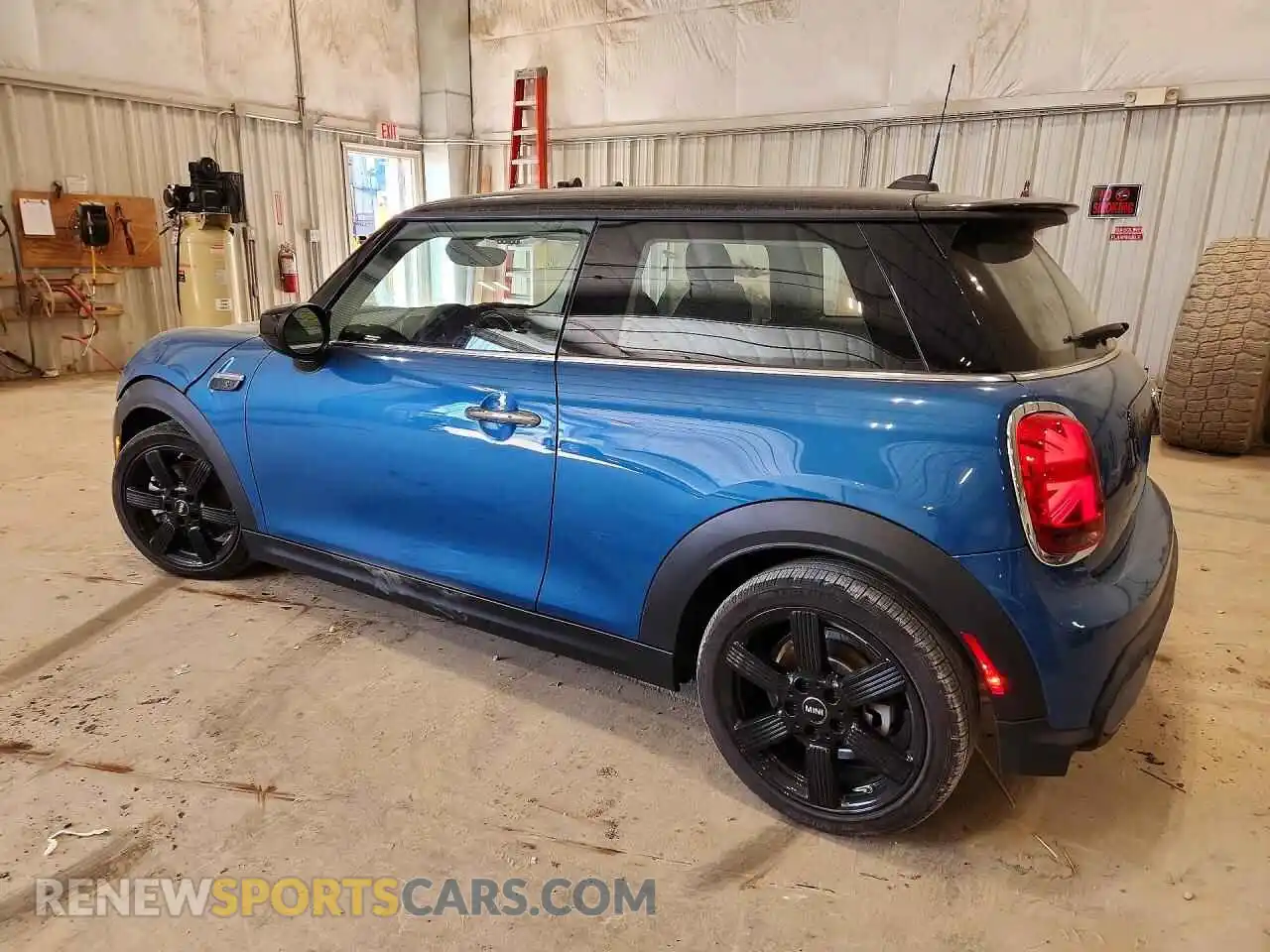 2 Фотография поврежденного автомобиля WMW53DH03R2V57346 MINI COOPER 2024