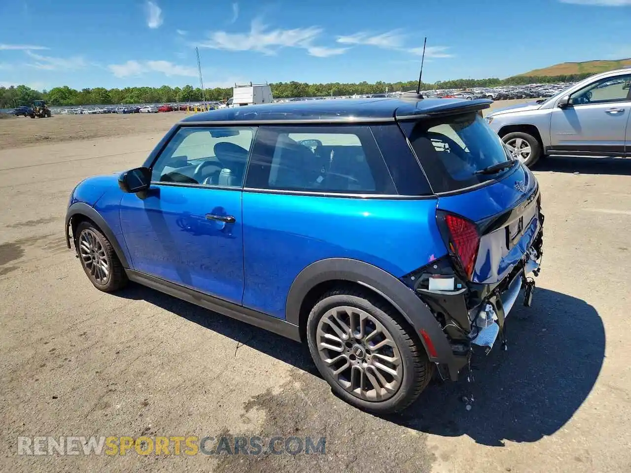 2 fotografías del automóvil dañado WMW23GD01S2W68400 MINI COOPER 2025