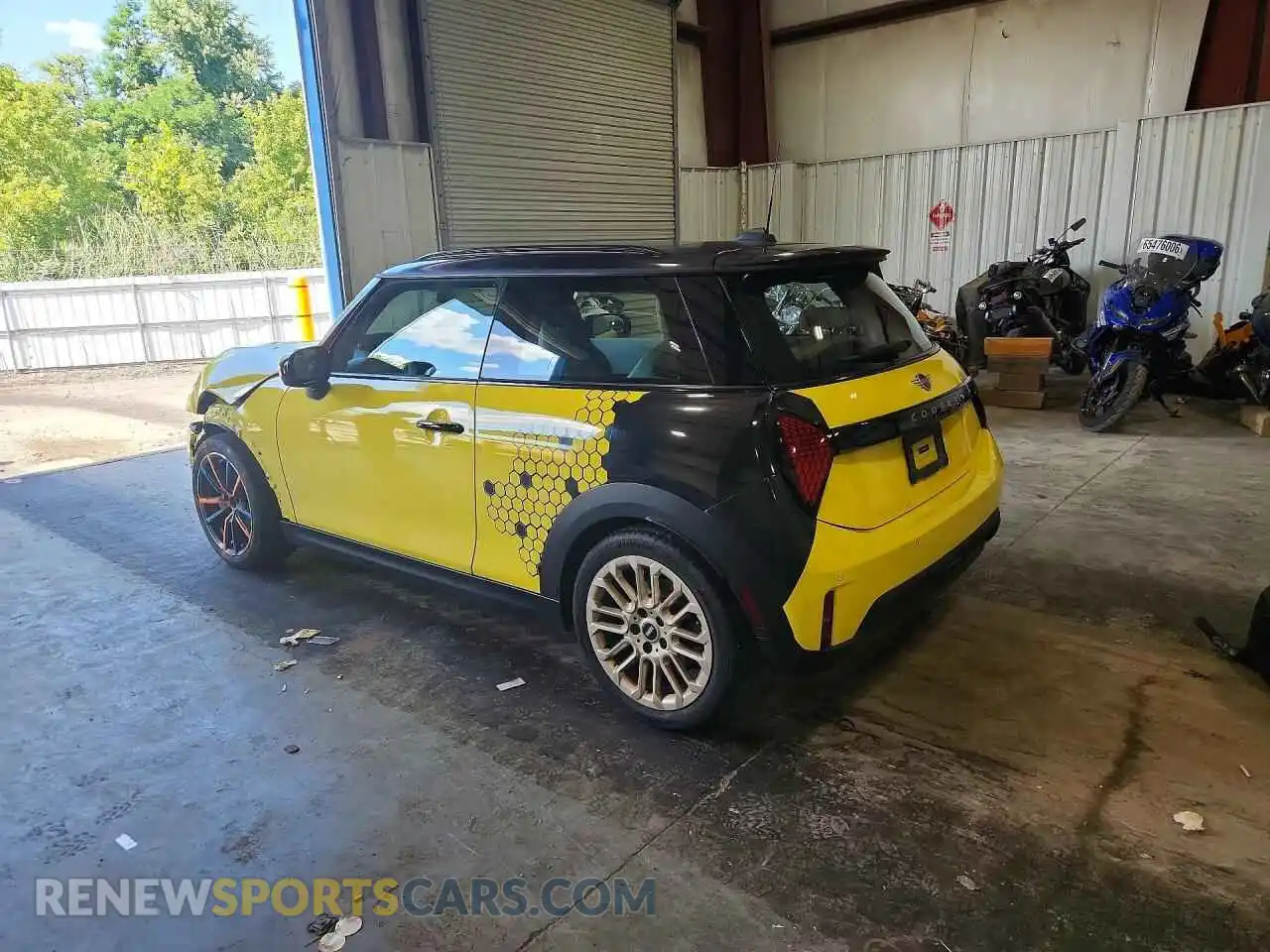 2 fotografías del automóvil dañado WMW23GD02S2W16290 MINI COOPER 2025