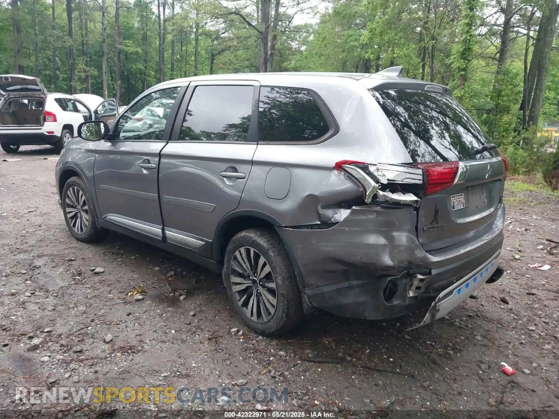 3 Photograph of a damaged car JA4AD2A32KZ005481 MITSUBISHI OUTLANDER 2019