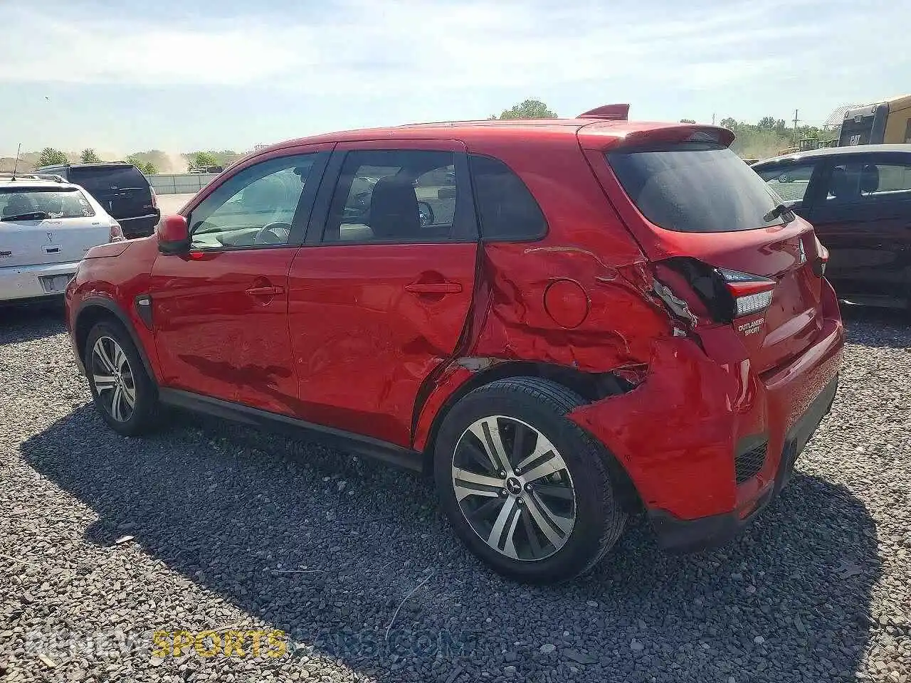 2 fotografías del automóvil dañado JA4APUAUXMU028678 MITSUBISHI OUTLANDER 2021