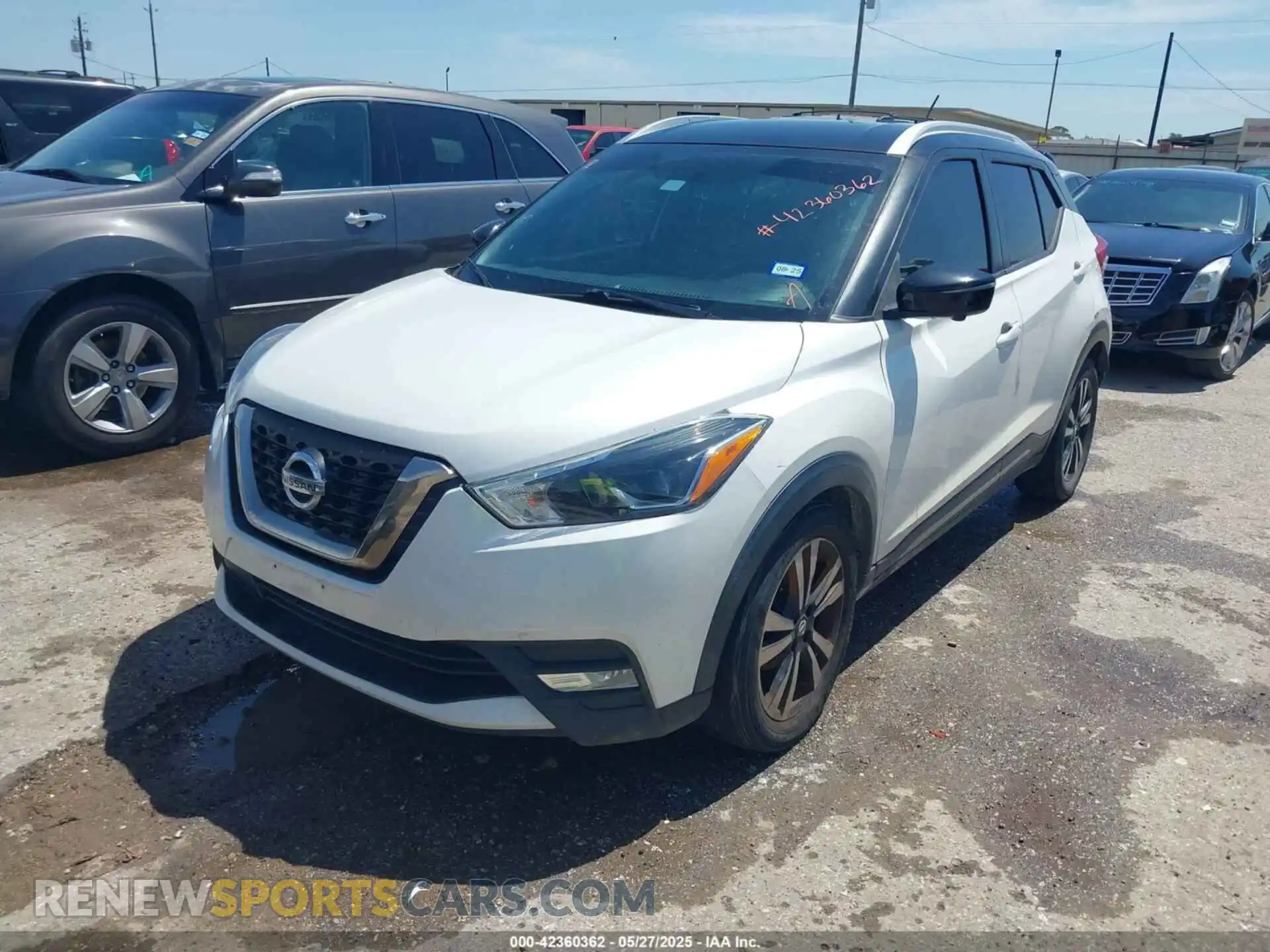 2 fotografías del automóvil dañado 3N1CP5CU1KL485214 NISSAN KICKS 2019