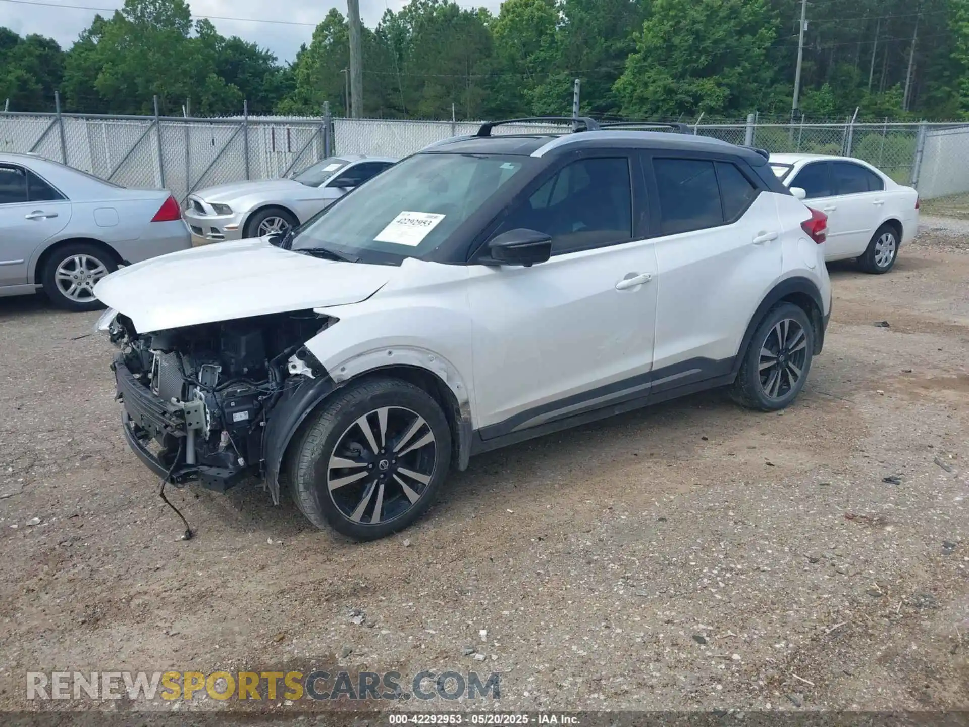 2 fotografías del automóvil dañado 3N1CP5CU1KL521550 NISSAN KICKS 2019