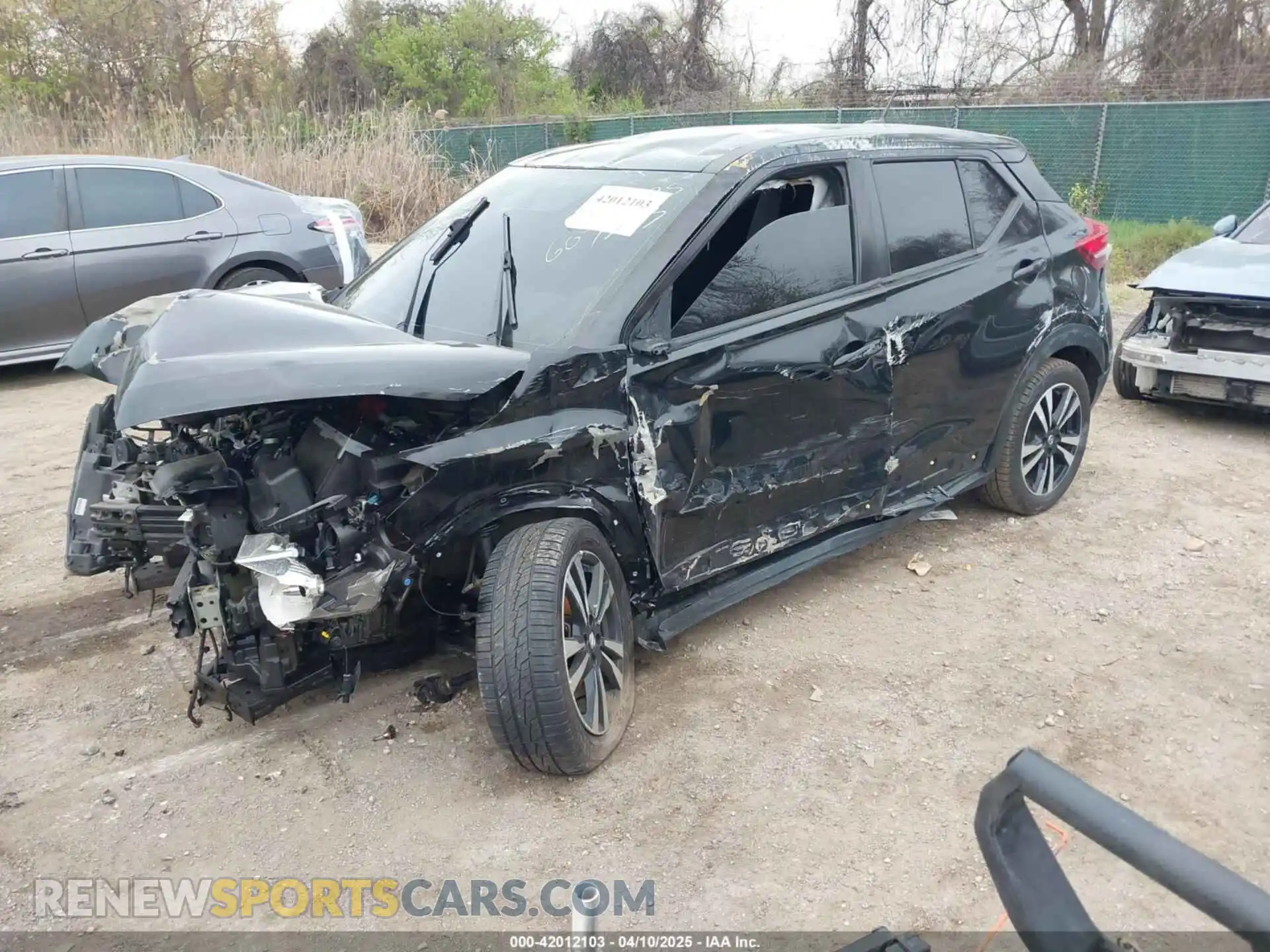 2 fotografías del automóvil dañado 3N1CP5CU1KL525324 NISSAN KICKS 2019