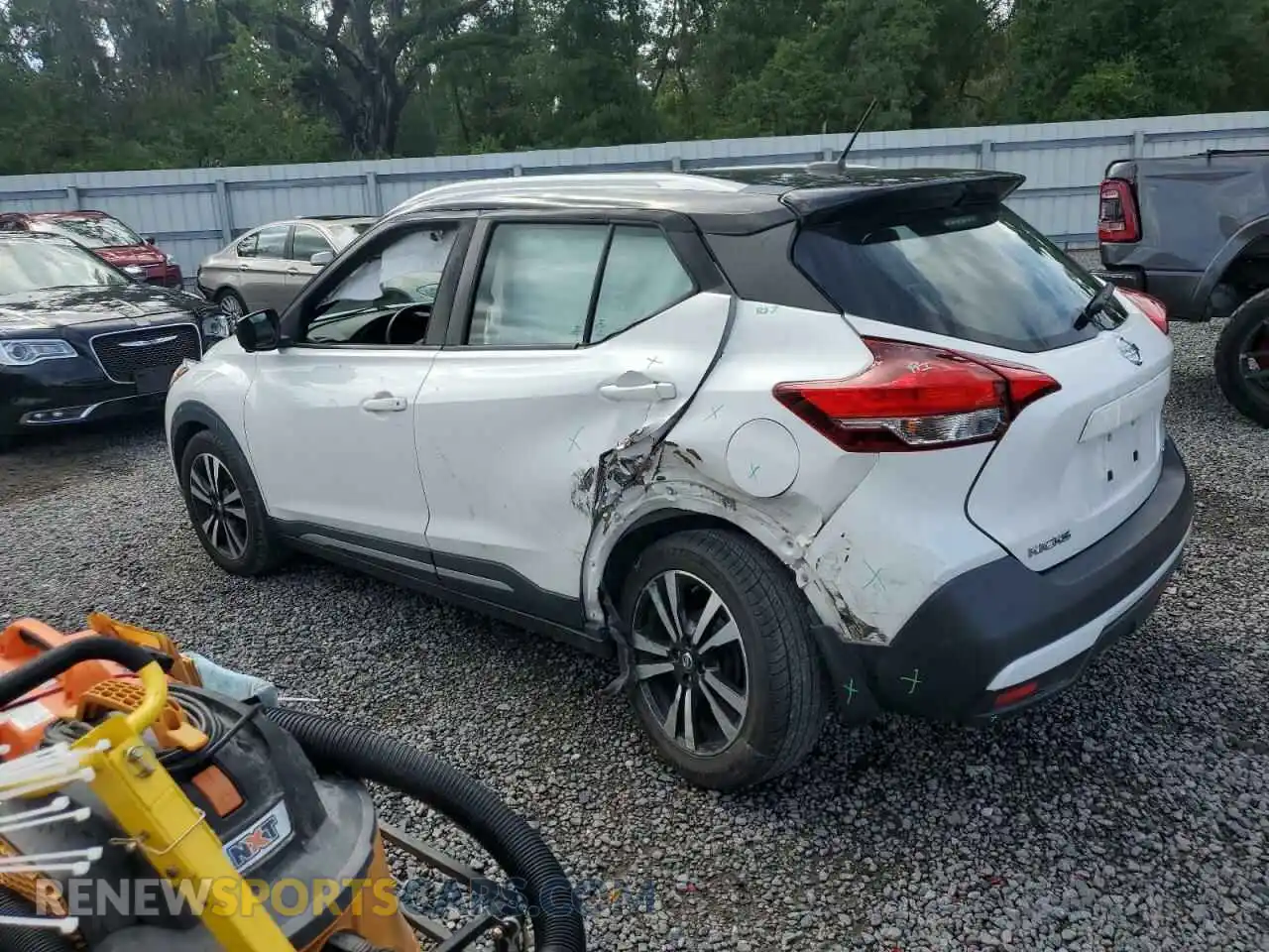 2 fotografías del automóvil dañado 3N1CP5CU3KL491645 NISSAN KICKS 2019