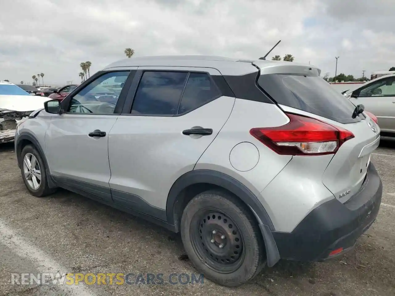 2 fotografías del automóvil dañado 3N1CP5CU8KL523957 NISSAN KICKS 2019