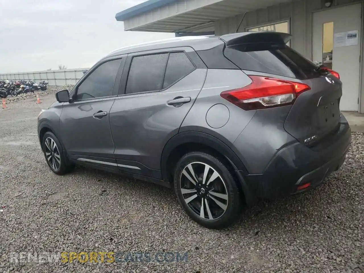 2 fotografías del automóvil dañado 3N1CP5CU8KL556523 NISSAN KICKS 2019