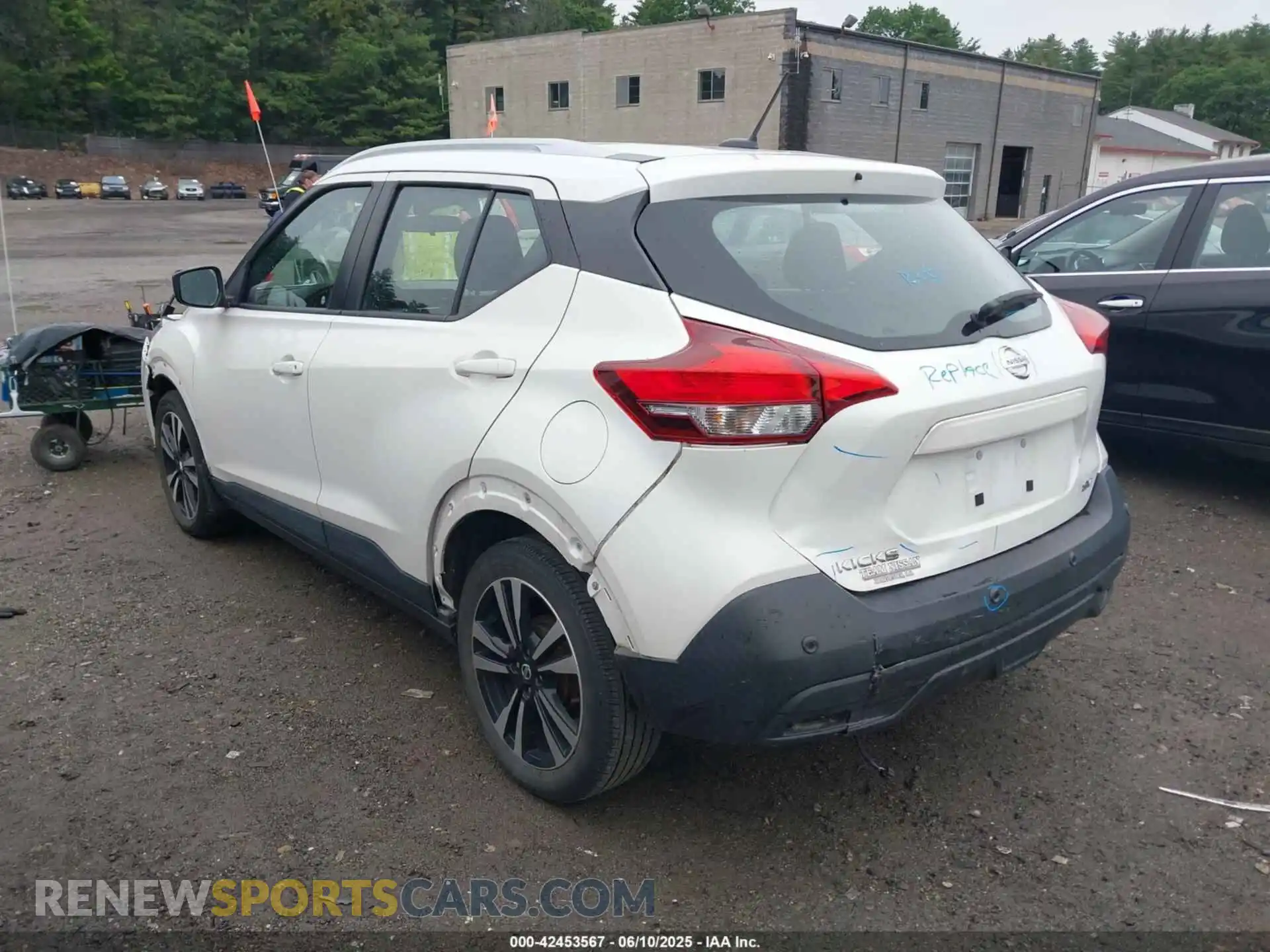 3 Photograph of a damaged car 3N1CP5CV6LL563433 NISSAN KICKS 2020