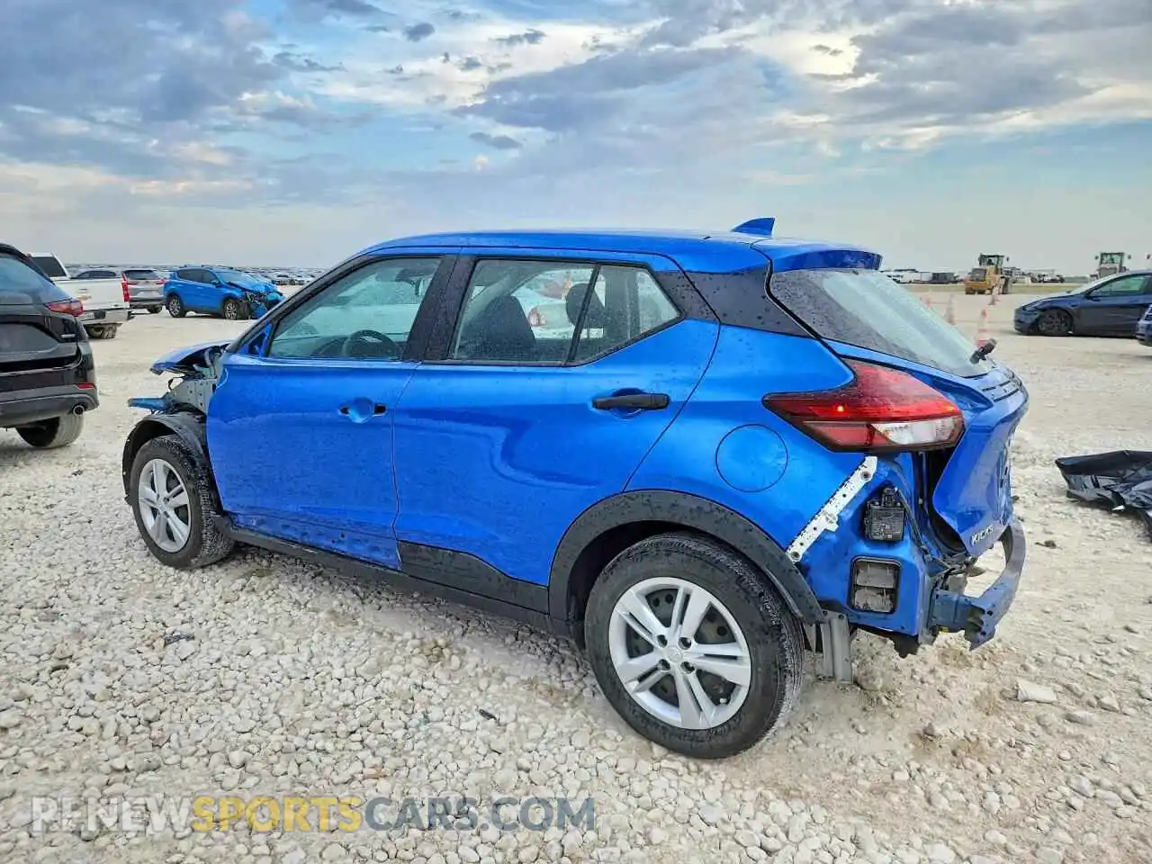 2 fotografías del automóvil dañado 3N1CP5BV5ML545654 NISSAN KICKS 2021